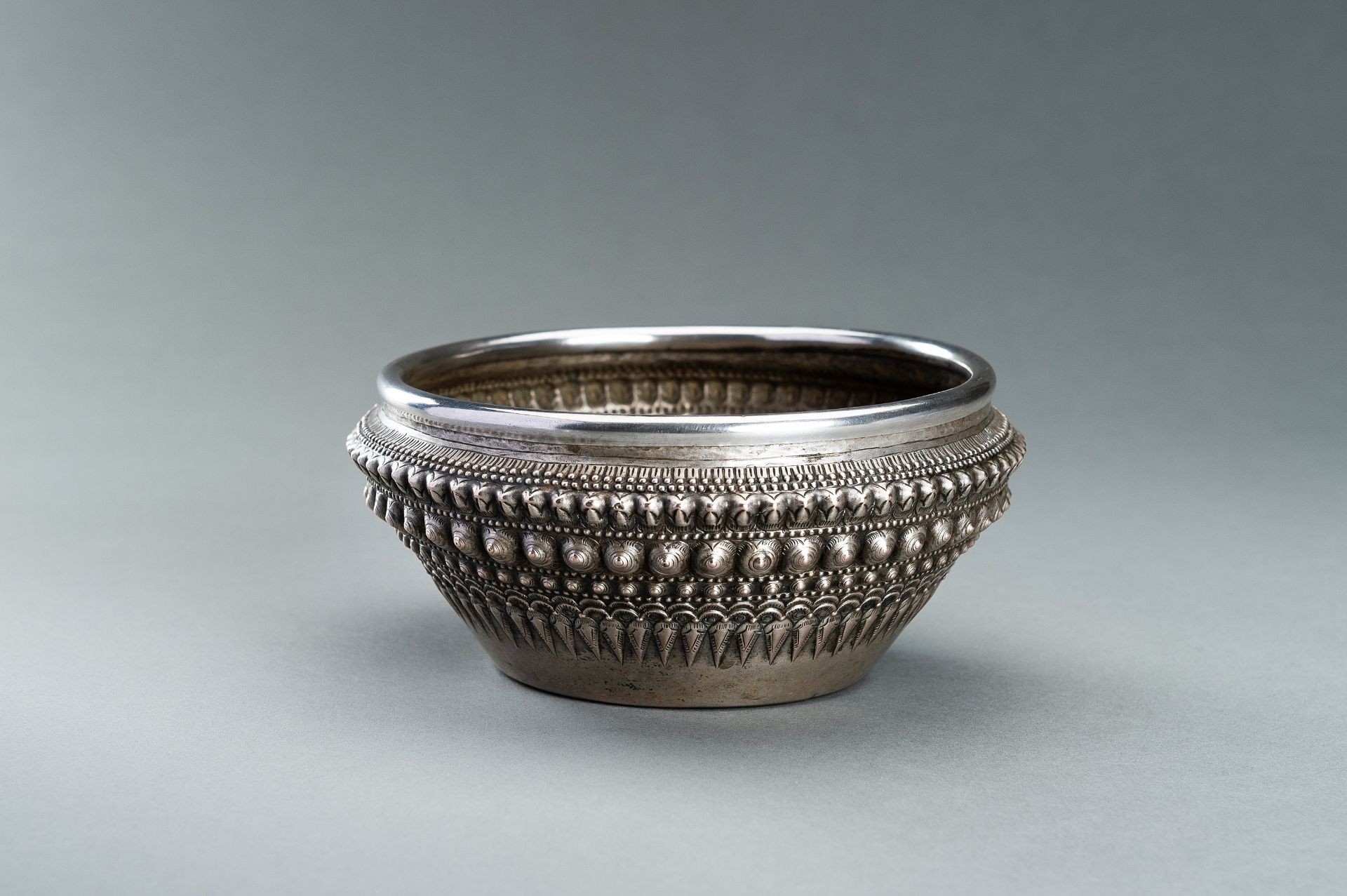 A SILVER BOWL - Bild 2 aus 10