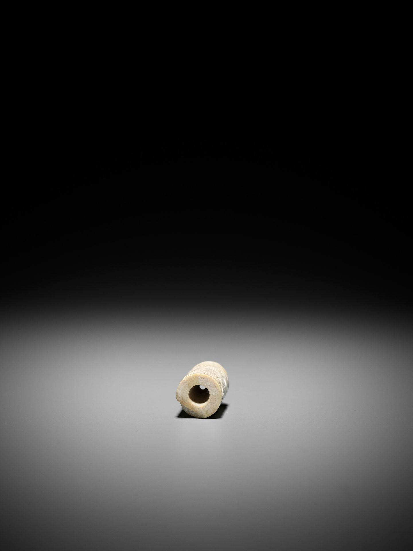 A RARE TUBULAR CONG-FORM JADE BEAD, LIANGZHU CULTURE - Bild 6 aus 7