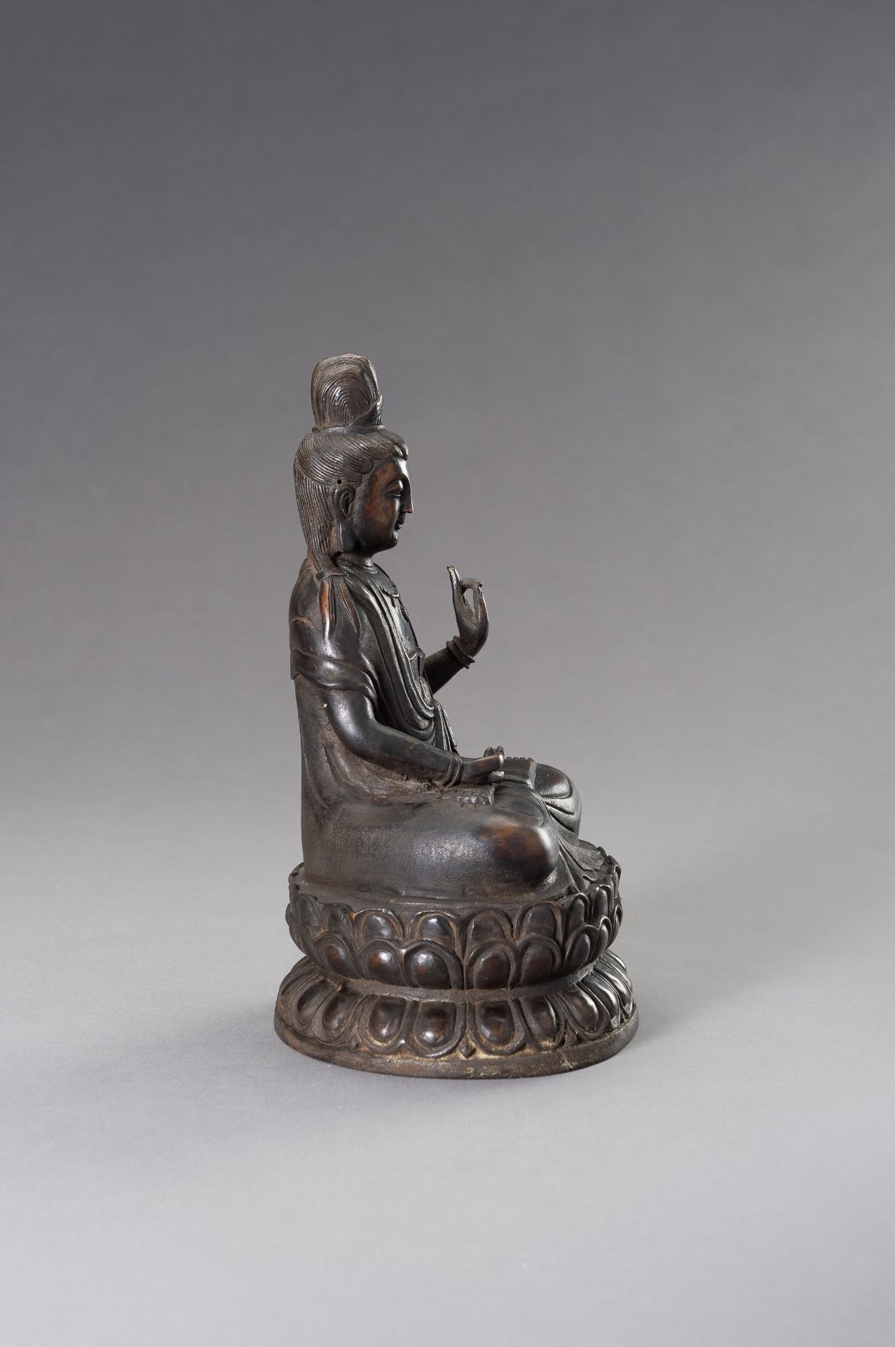 A BRONZE FIGURE OF SEATED GUANYIN, 20TH CENTURY - Image 4 of 8