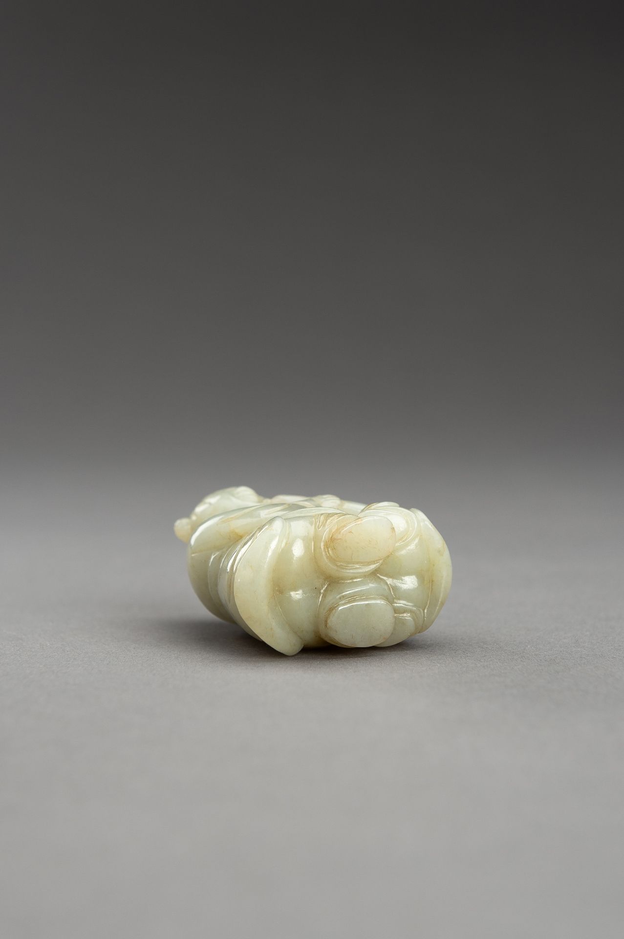 A PALE CELADON JADE PENDANT OF TWO CHILDREN - Image 10 of 10