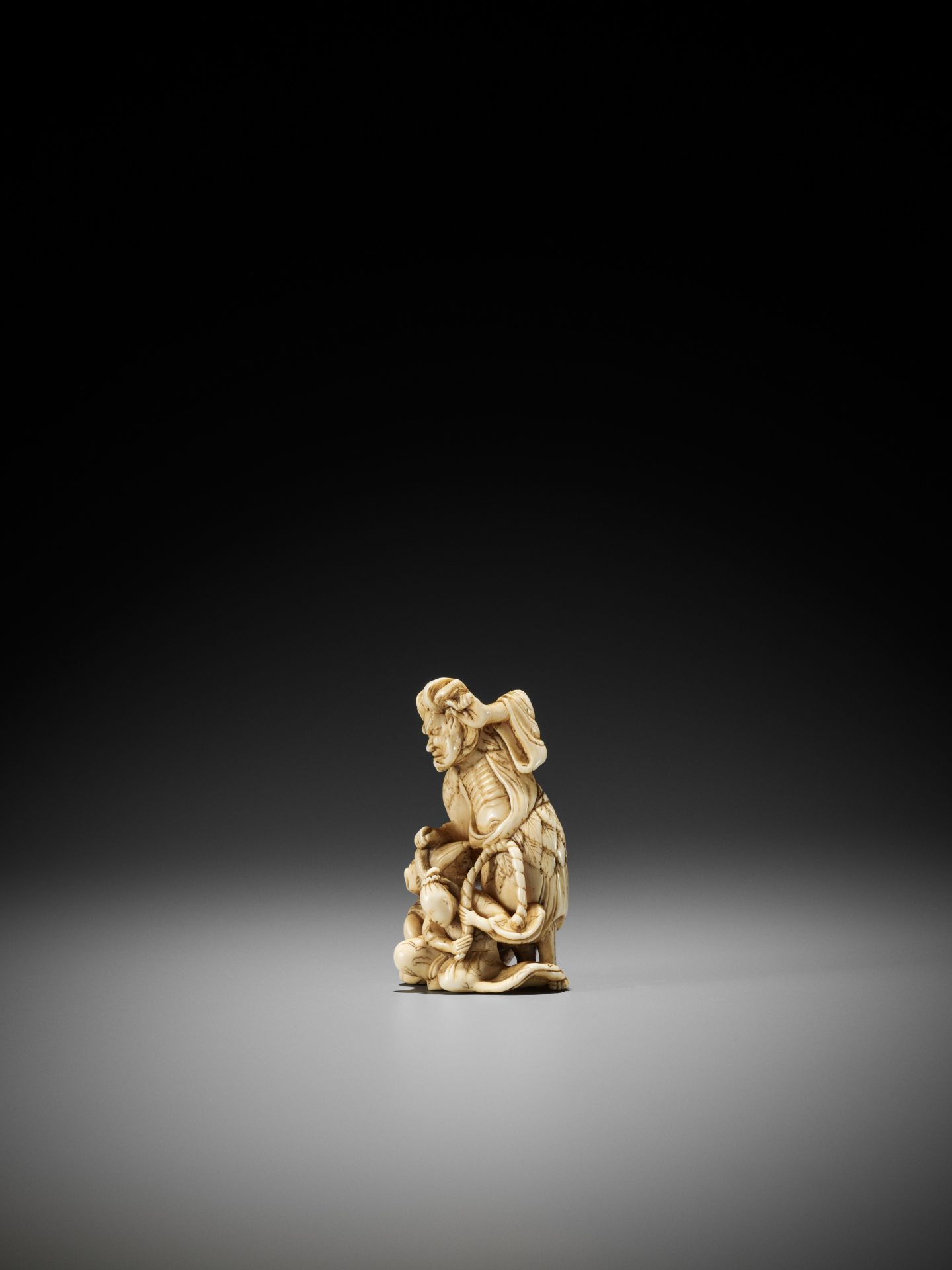 A RARE AND UNUSUAL IVORY NETSUKE OF A SENNIN AND TWO ATTENDANTS - Image 5 of 11