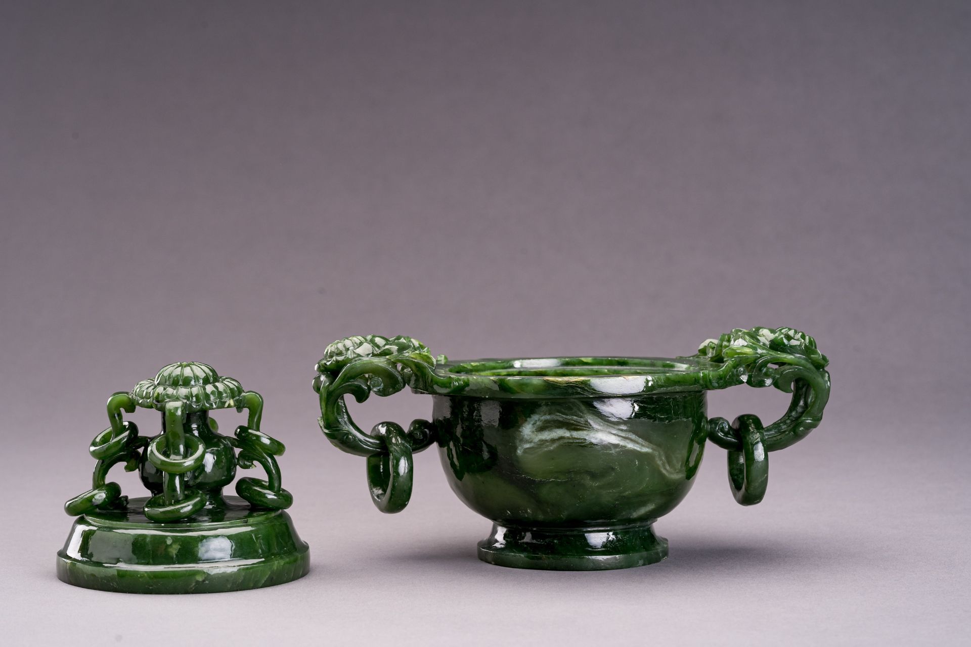 A SPINACH GREEN JADE VESSEL AND COVER - Bild 7 aus 9