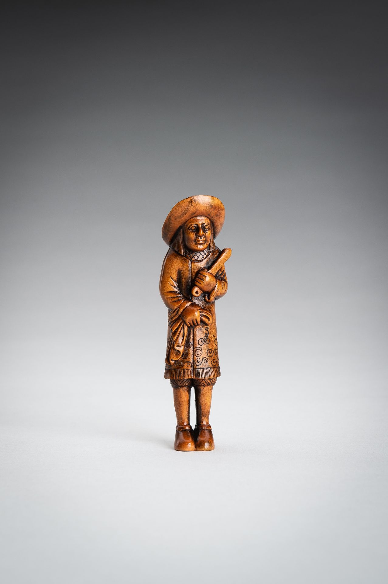 A BOXWOOD NETSUKE OF A DUTCHMAN AS A BARBER - Bild 2 aus 9