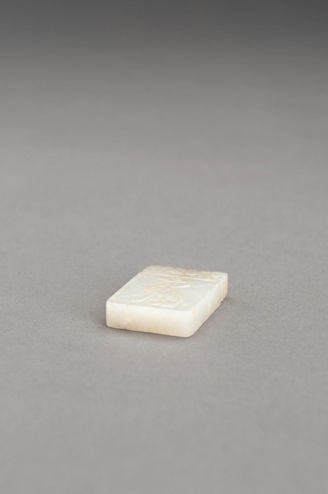 A WHITE JADE MINIATURE PLAQUE - Image 10 of 11