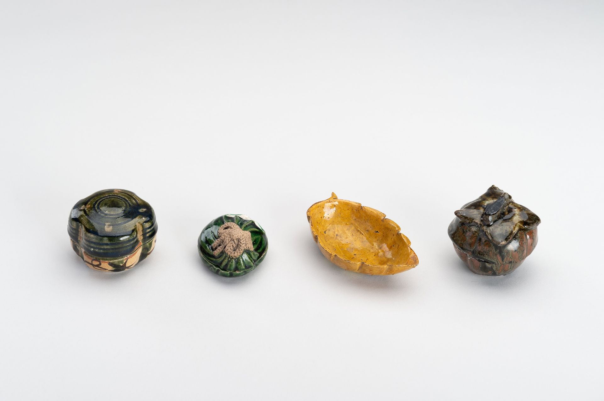 A GROUP OF FOUR SMALL GLAZED CERAMIC ITEMS - Bild 11 aus 16