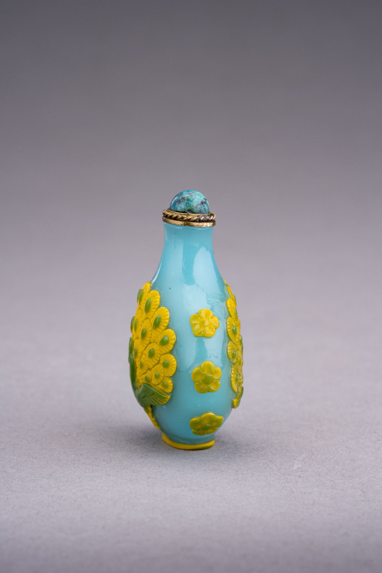 A YELLOW OVERLAY TURQUOISE GLASS 'PEACOCK' SNUFF BOTTLE - Image 2 of 6