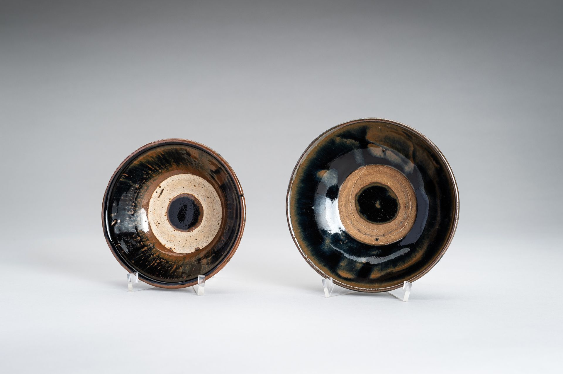 A LOT WITH TWO SONG STYLE BLACK AND BROWN GLAZED BOWLS - Bild 5 aus 13