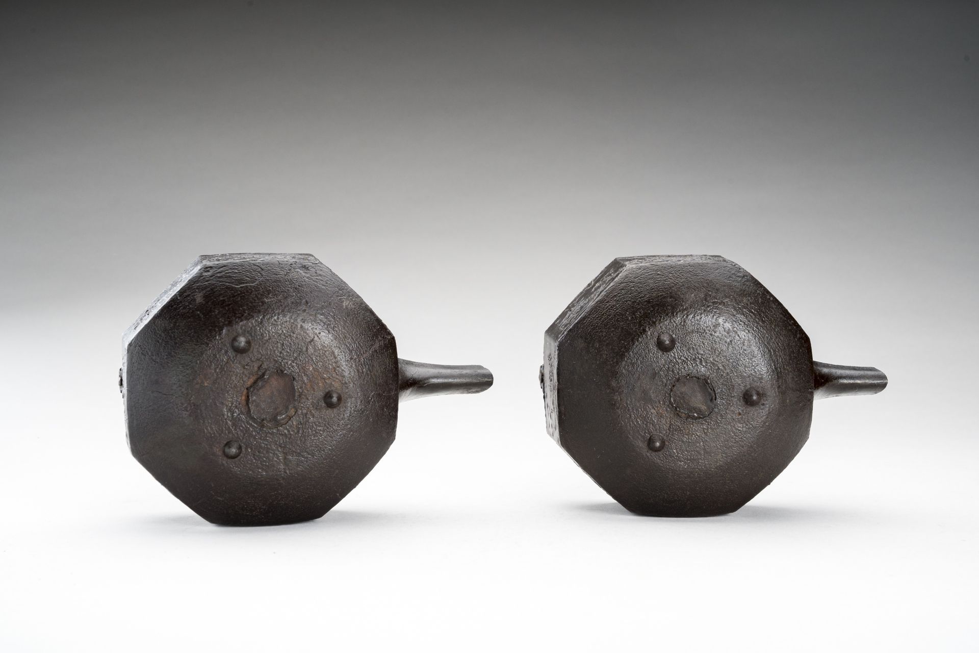 A PAIR OF CAST IRON SAKE EWERS CHOSHI, EDO - Image 14 of 15