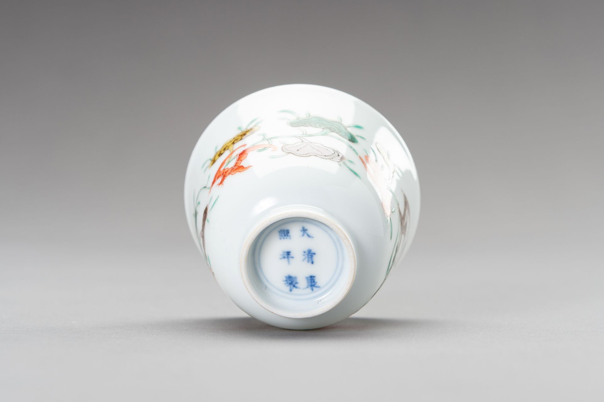 A 'LINGZHI AND BATS' PORCELAIN CUP, QING DYNASTY - Bild 7 aus 12