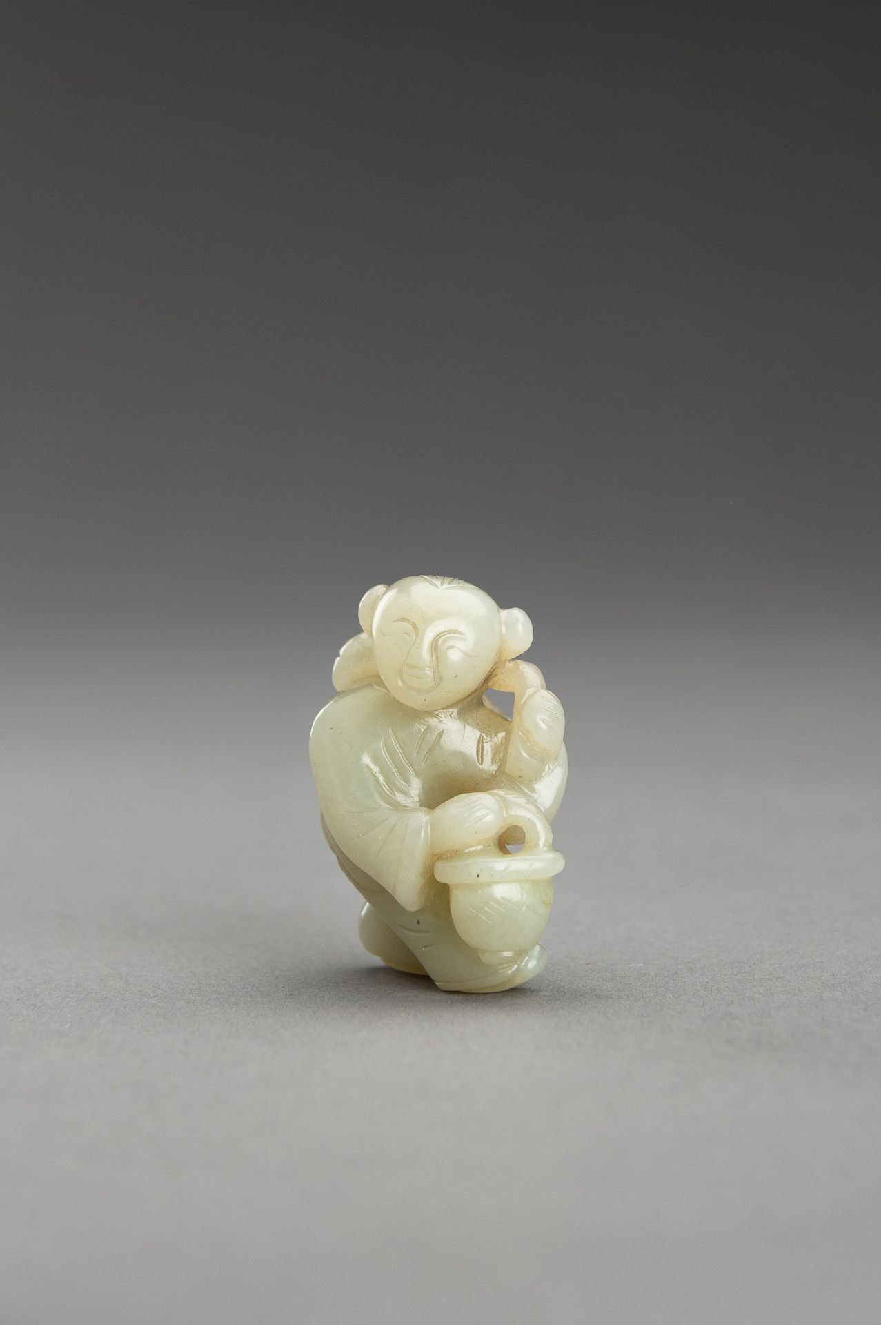 A SMALL PALE CELADON JADE FIGURE OF A BOY - Bild 3 aus 9