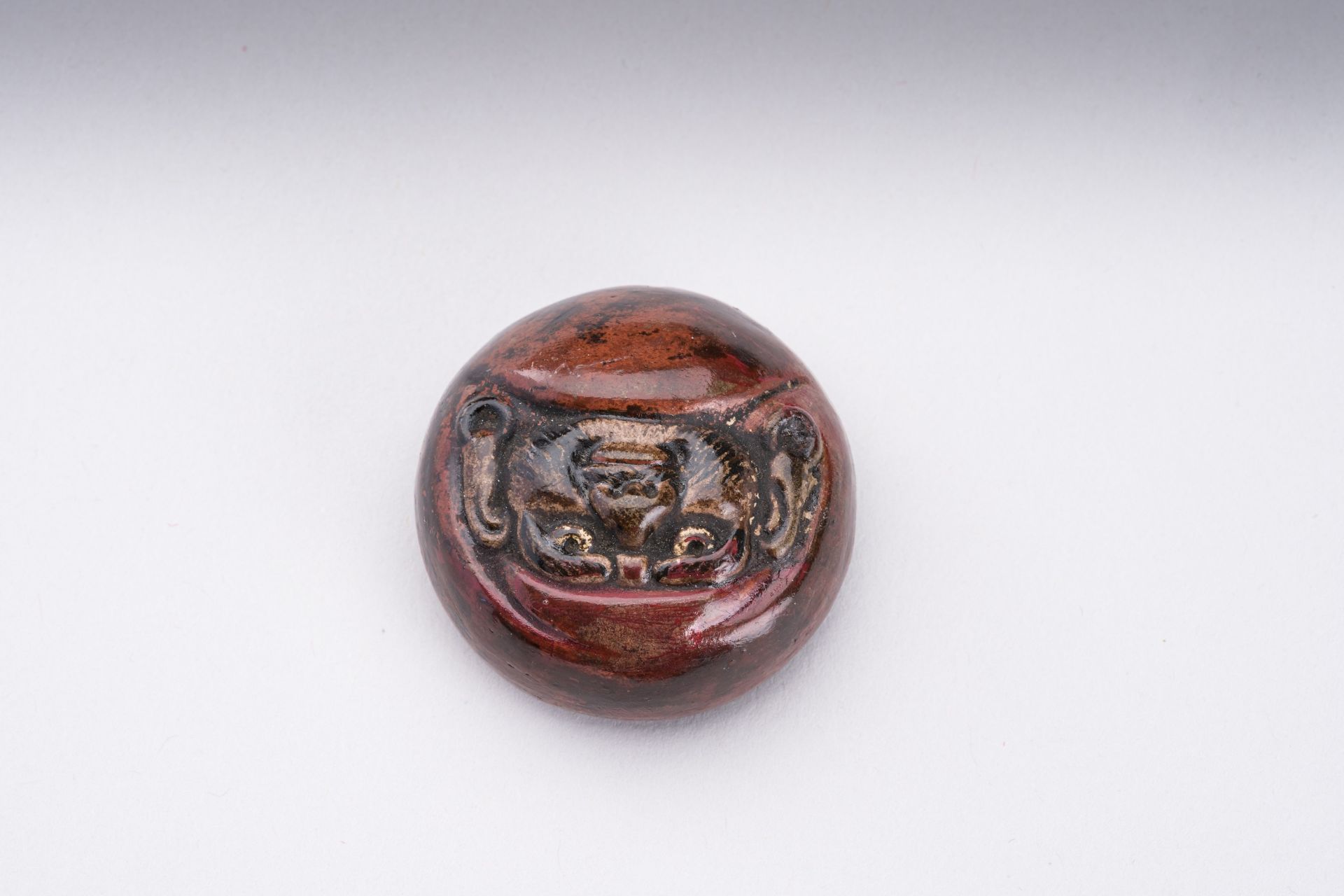 A HIDA SCHOOL WOOD NETSUKE AND A CERAMIC NETSUKE OF DARUMA - Bild 3 aus 10