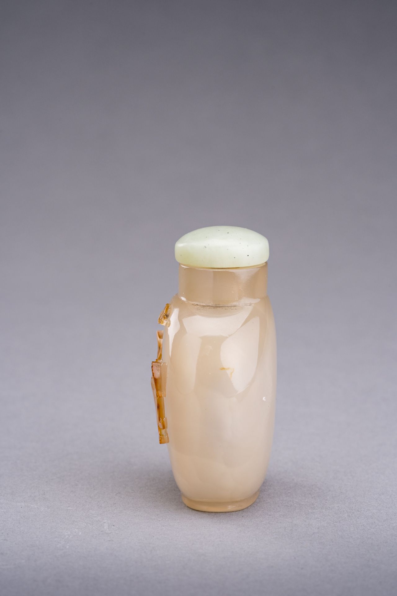 AN AGATE 'QILIN AND BAT' SNUFF BOTTLE, QING DYNASTY - Image 2 of 6