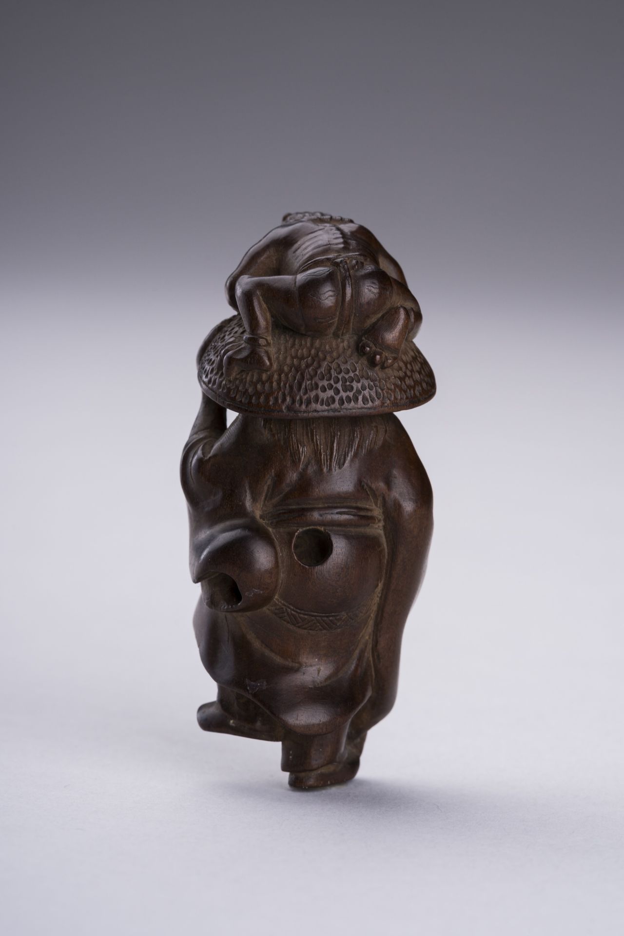 A BOXWOOD NETSUKE OF SHOKI AND ONI - Image 5 of 6