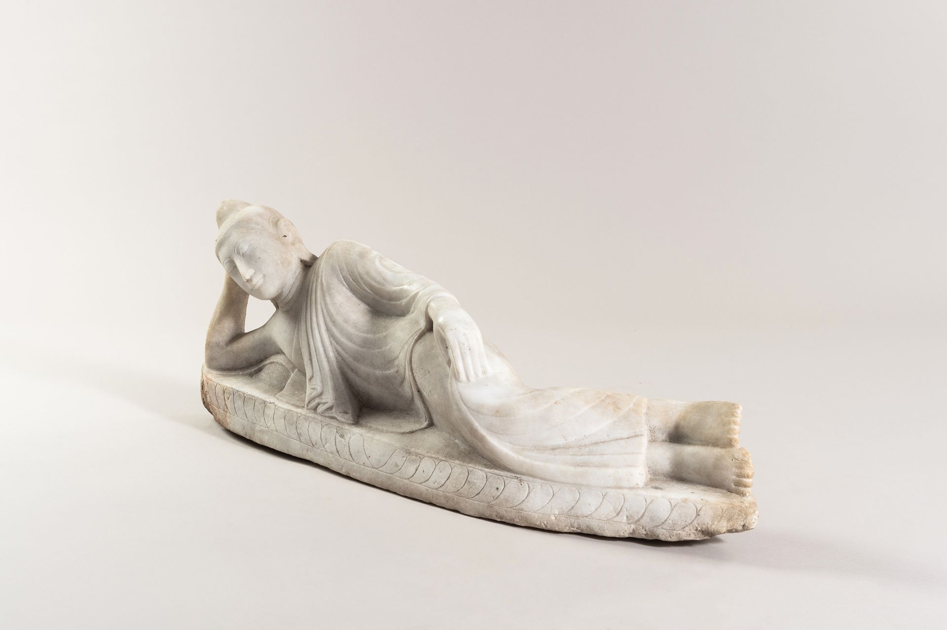 A LARGE MARBLE STATUE OF A RECUMBENT BUDDHA, c. 1920s - Bild 8 aus 14