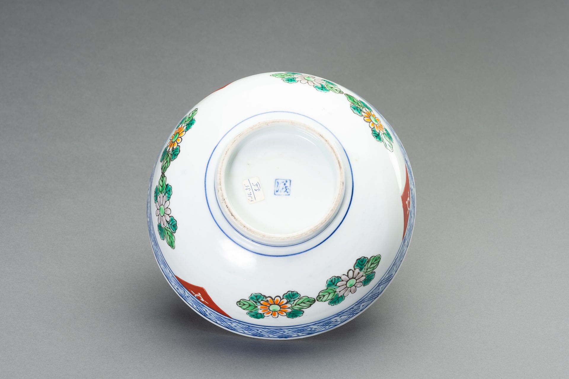 A MIXED LOT WITH THREE PORCELAIN BOWLS - Image 7 of 15