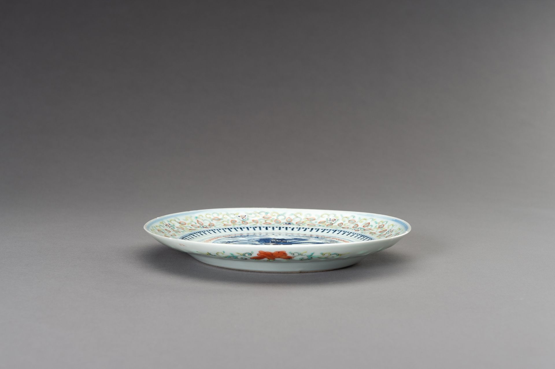 AN ENAMELED PORCELAIN 'RICE GRAIN' DISH, GUANGXU MARK AND PERIOD - Bild 4 aus 6