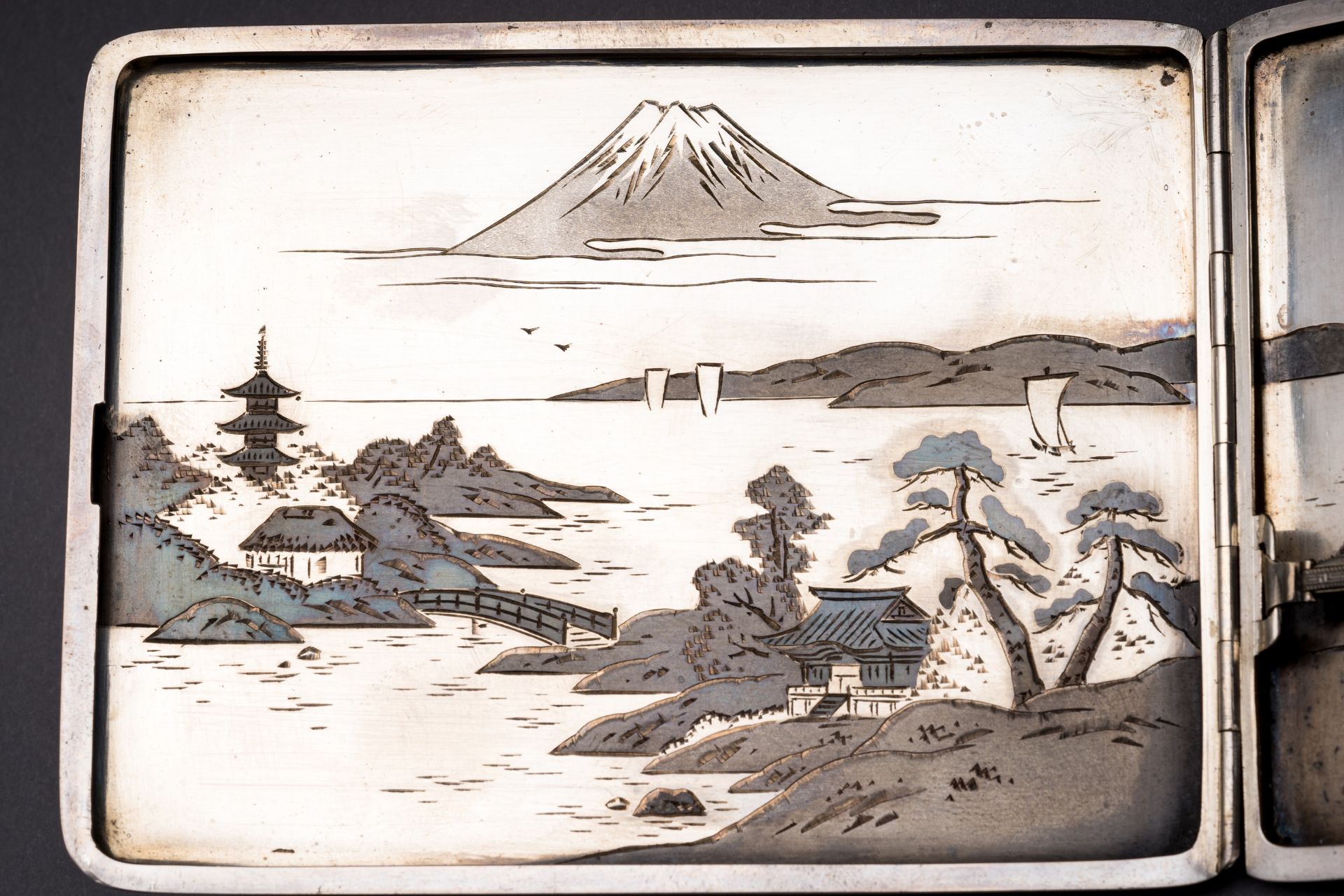 A SILVER CIGARETTE CASE DEPICTING MOUNT FUJI - Image 3 of 8