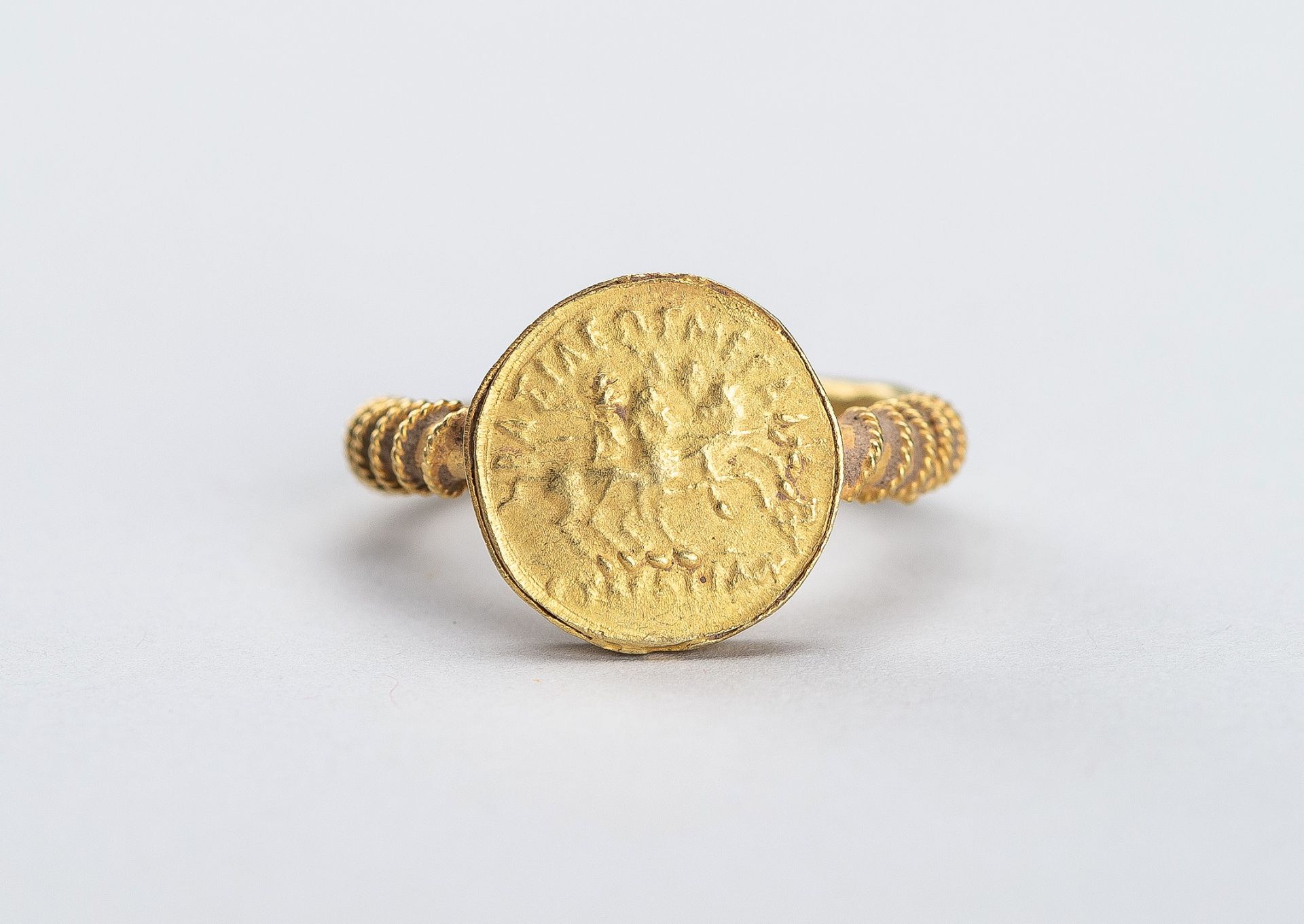 A BACTRIAN GOLD COIN RING