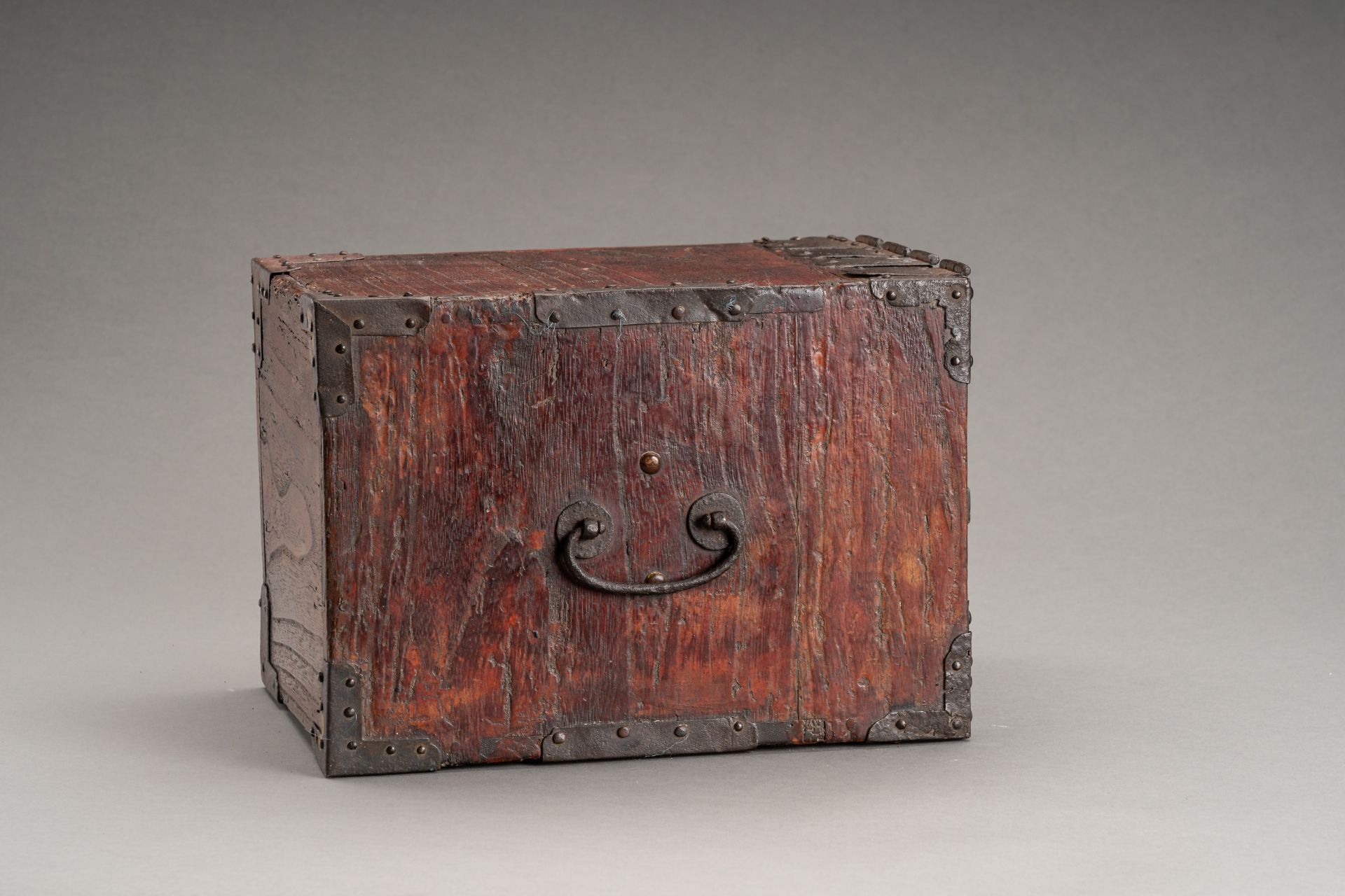 A WOODEN CHEST WITH DRAWERS AND A COPPER SAKE WARMER 'KANDOUKO', 19th CENTURY - Bild 9 aus 28