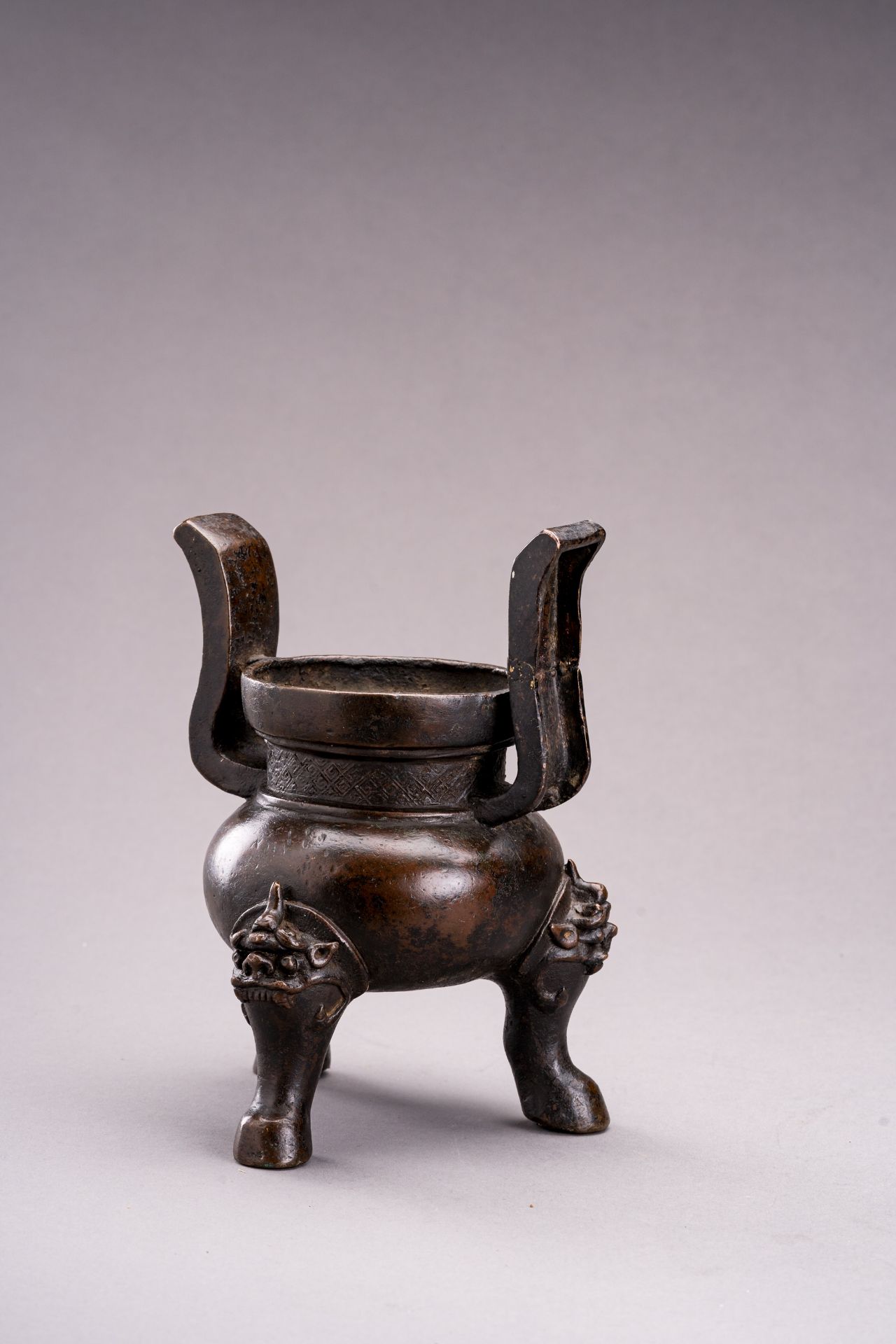 A LUDUAN TRIPOD BRONZE CENSER, MING - Bild 5 aus 12