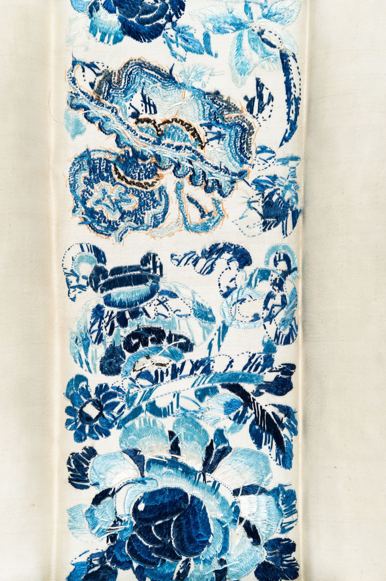 A PAIR OF 'AUSPICIOUS FLOWERS' SILK SLEEVE BANDS, QING - Bild 8 aus 9