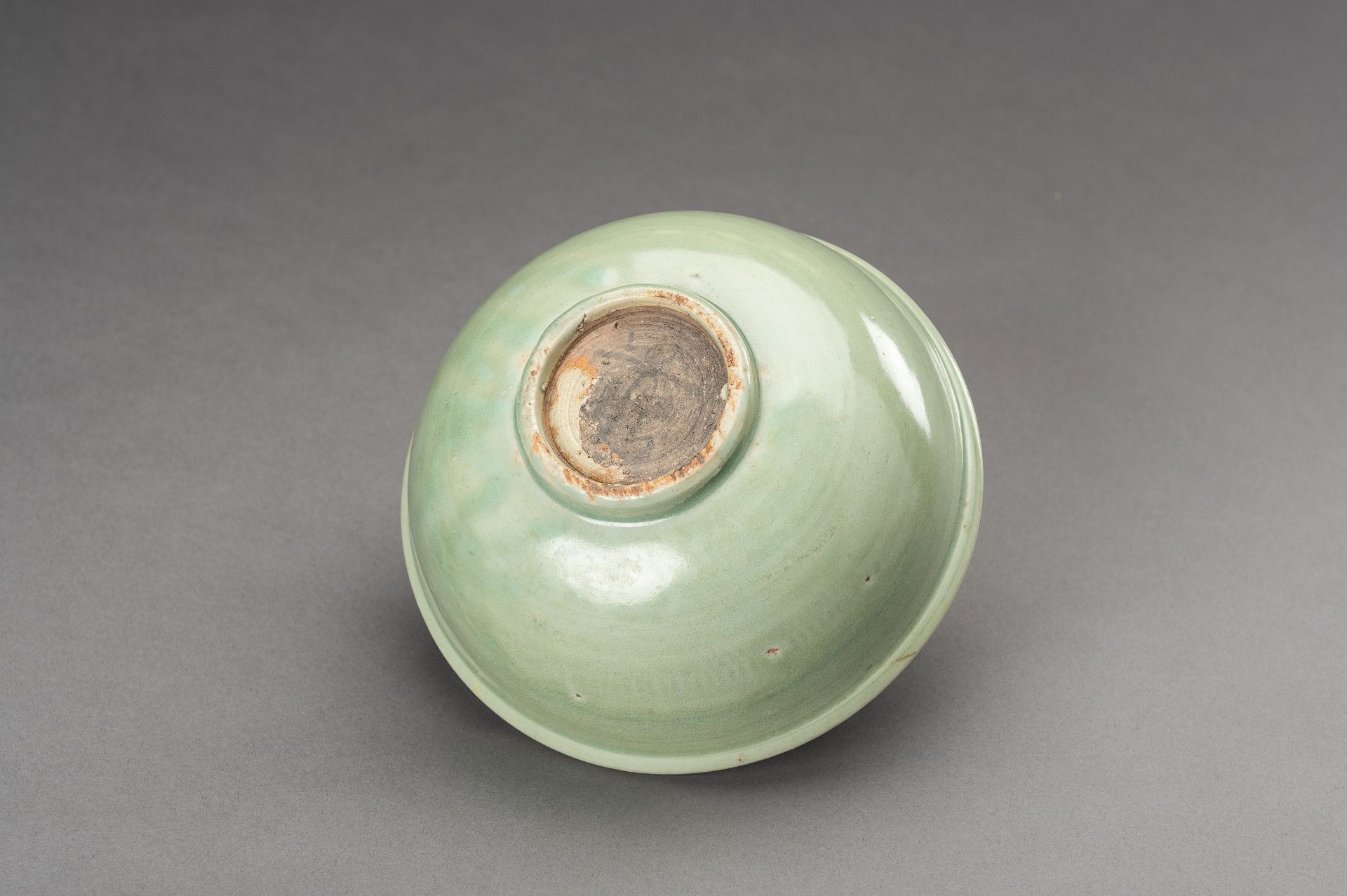 A MING STYLE LONGQUAN CELADON PORCELAIN BOWL - Image 11 of 15