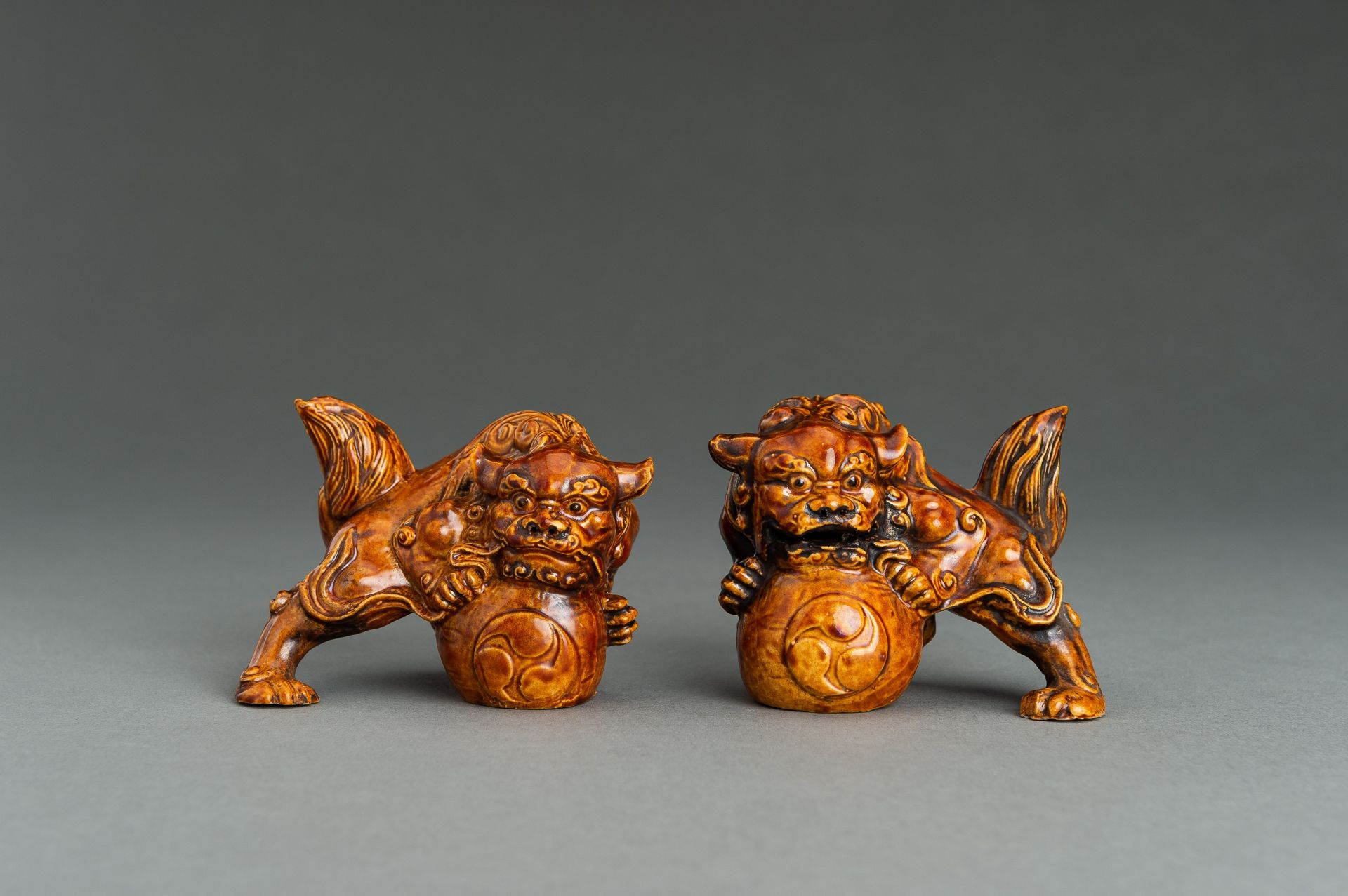 A PAIR OF AMBER GLAZED PORCELAIN SHISHI LIONS, MEIJI - Image 2 of 13