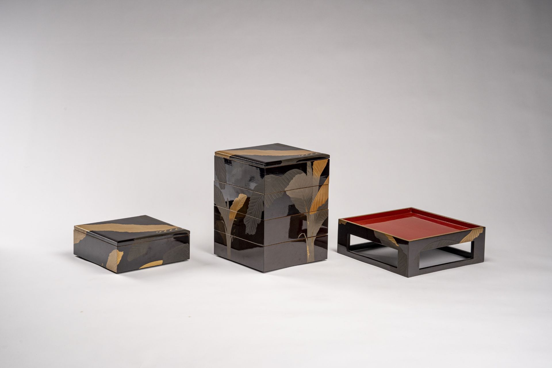 A LACQUERED BENTO BOX SET WITH TRAY - Bild 6 aus 12