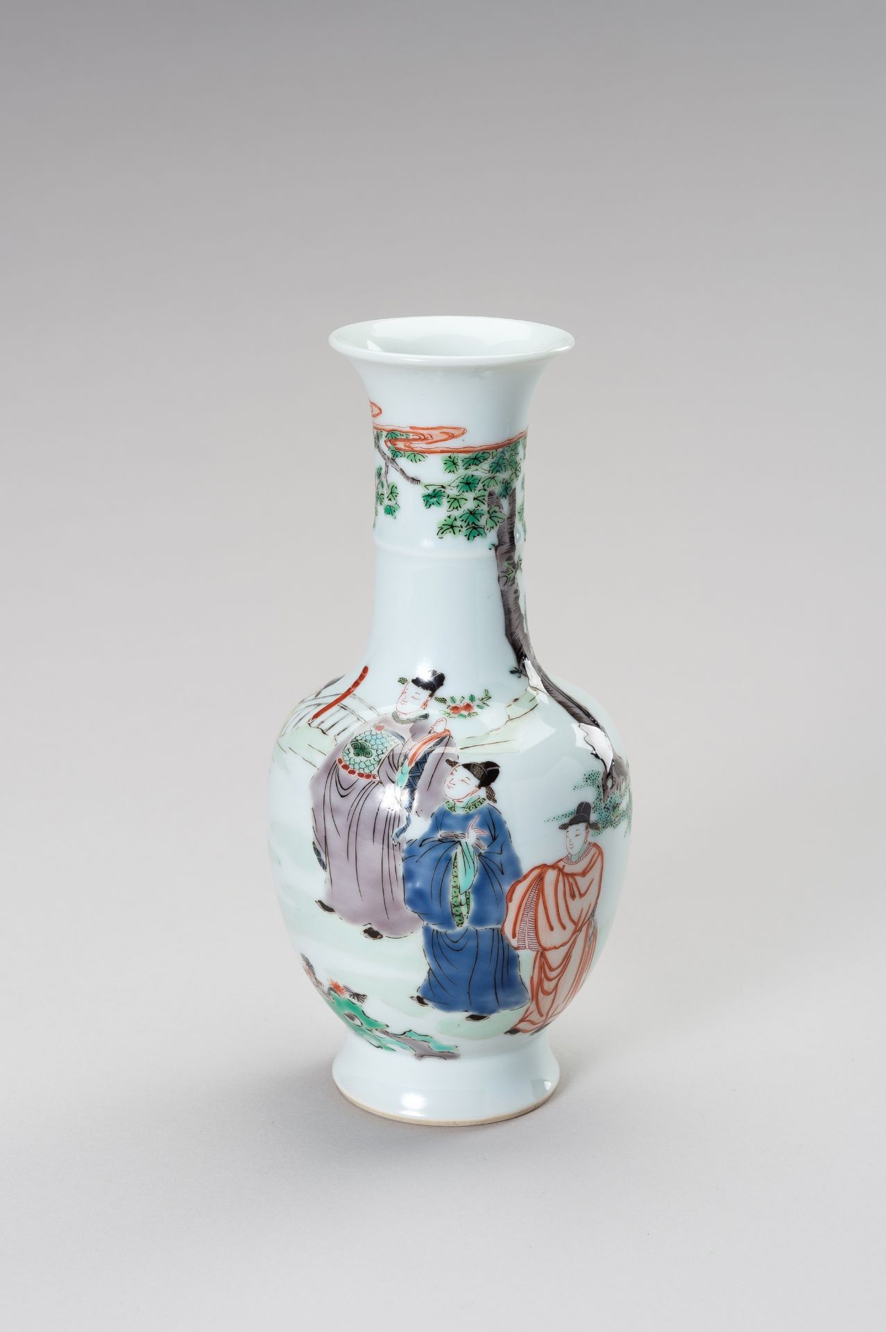 A LOBED ENAMEL BOX AND A FAMILLE VERTE VASE - Image 6 of 12