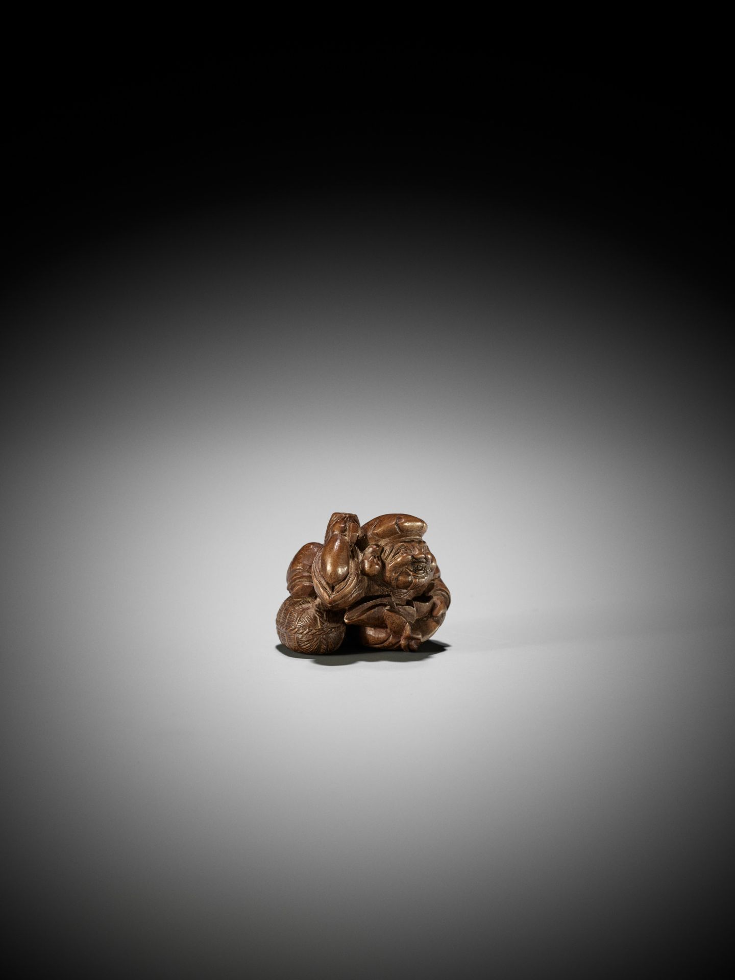 MINZAN: AN UNUSUAL WOOD NETSUKE OF DAIKOKU WITH UKIBORI DETAILS - Image 9 of 14