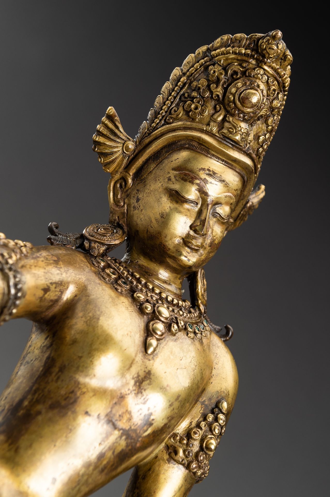 A GILT NEPALI BRONZE FIGURE OF INDRA, 1900s - Image 4 of 10