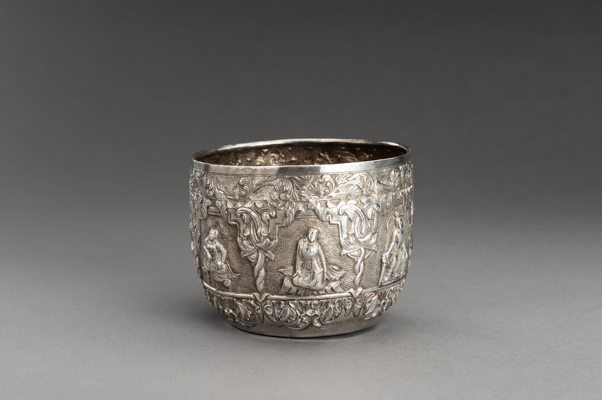 AN EMBOSSED SILVER BOWL WITH FIGURAL RELIEF - Bild 6 aus 12