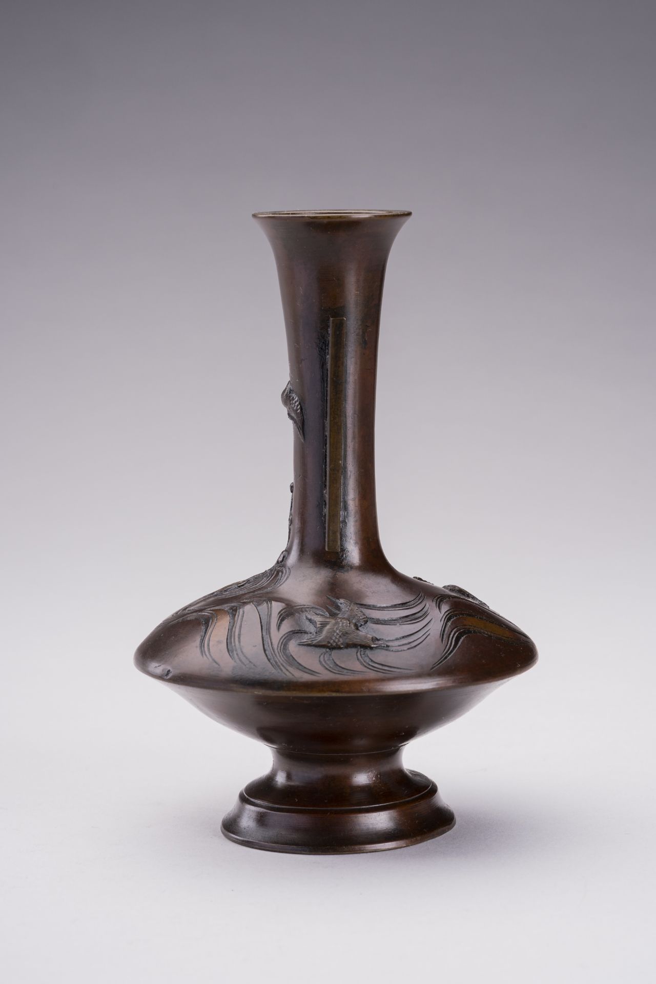 A SMALL BRONZE VASE WITH BIRDS, MEIJI - Image 7 of 11