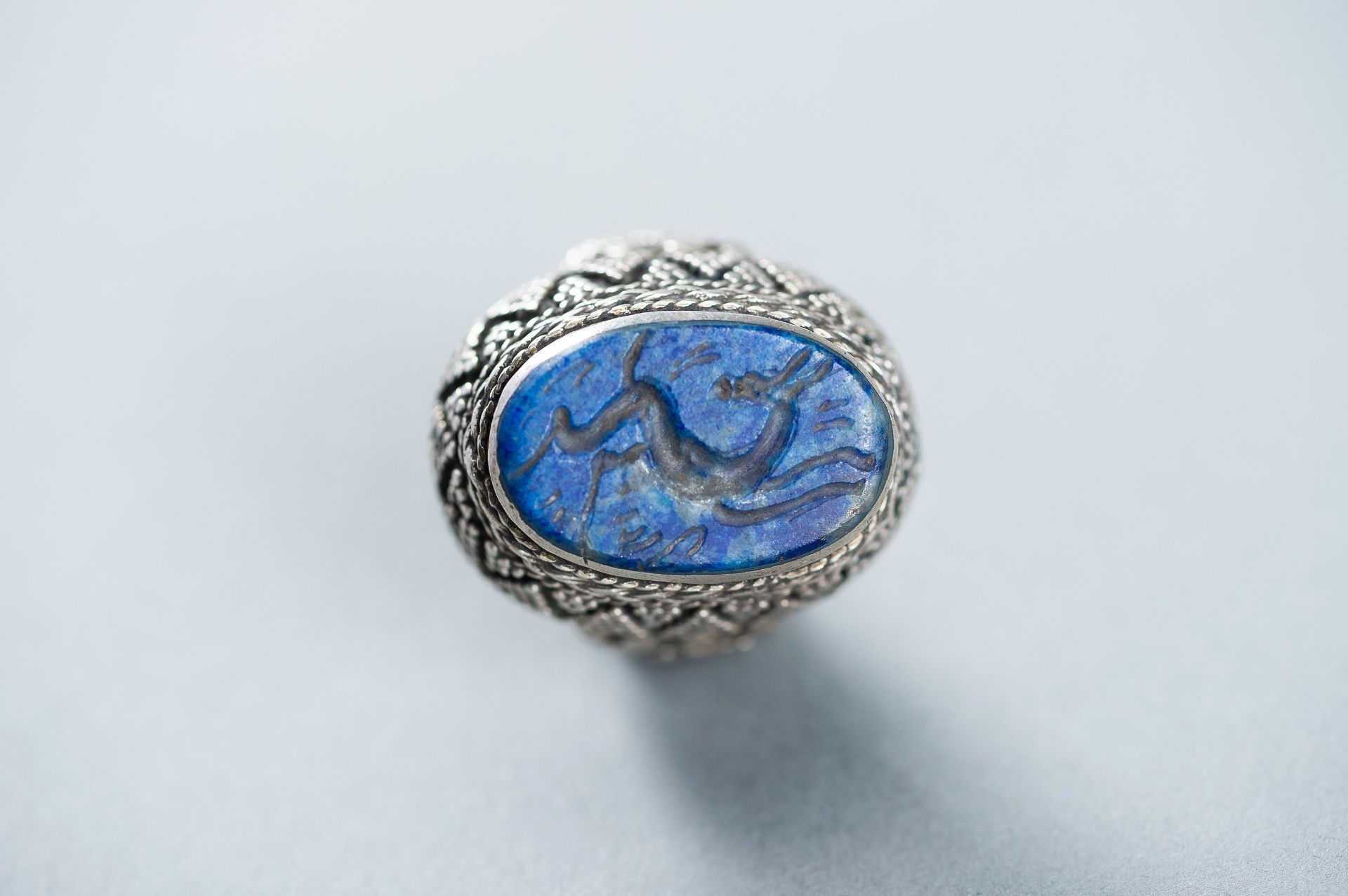 A LAPIS LAZULI INTAGLIO SET PERSIAN SILVER RING - Bild 2 aus 9