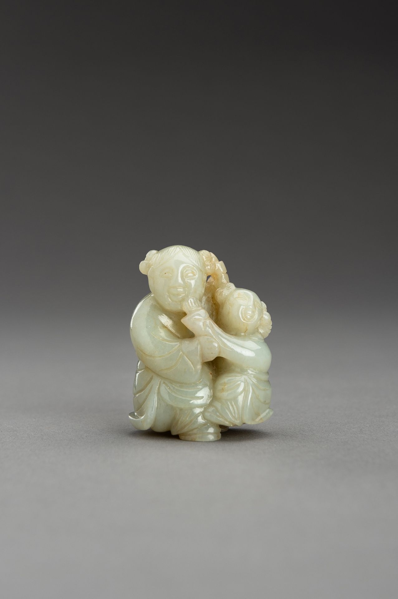 A PALE CELADON JADE PENDANT OF TWO CHILDREN - Bild 2 aus 10