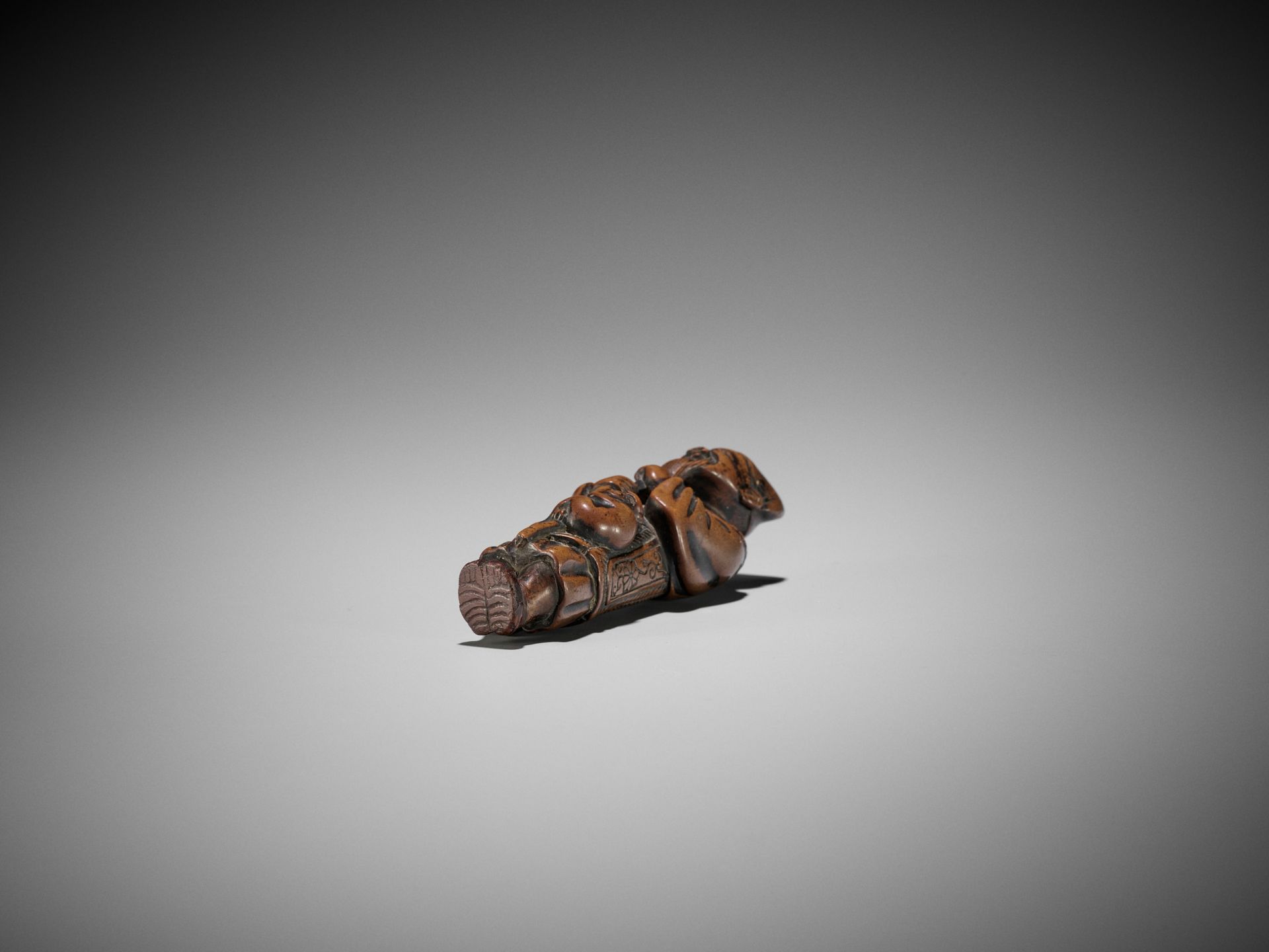 AN UNUSUAL WOOD NETSUKE OF A CHINESE SARUMAWASHI (MONKEY TRAINER) - Image 8 of 8