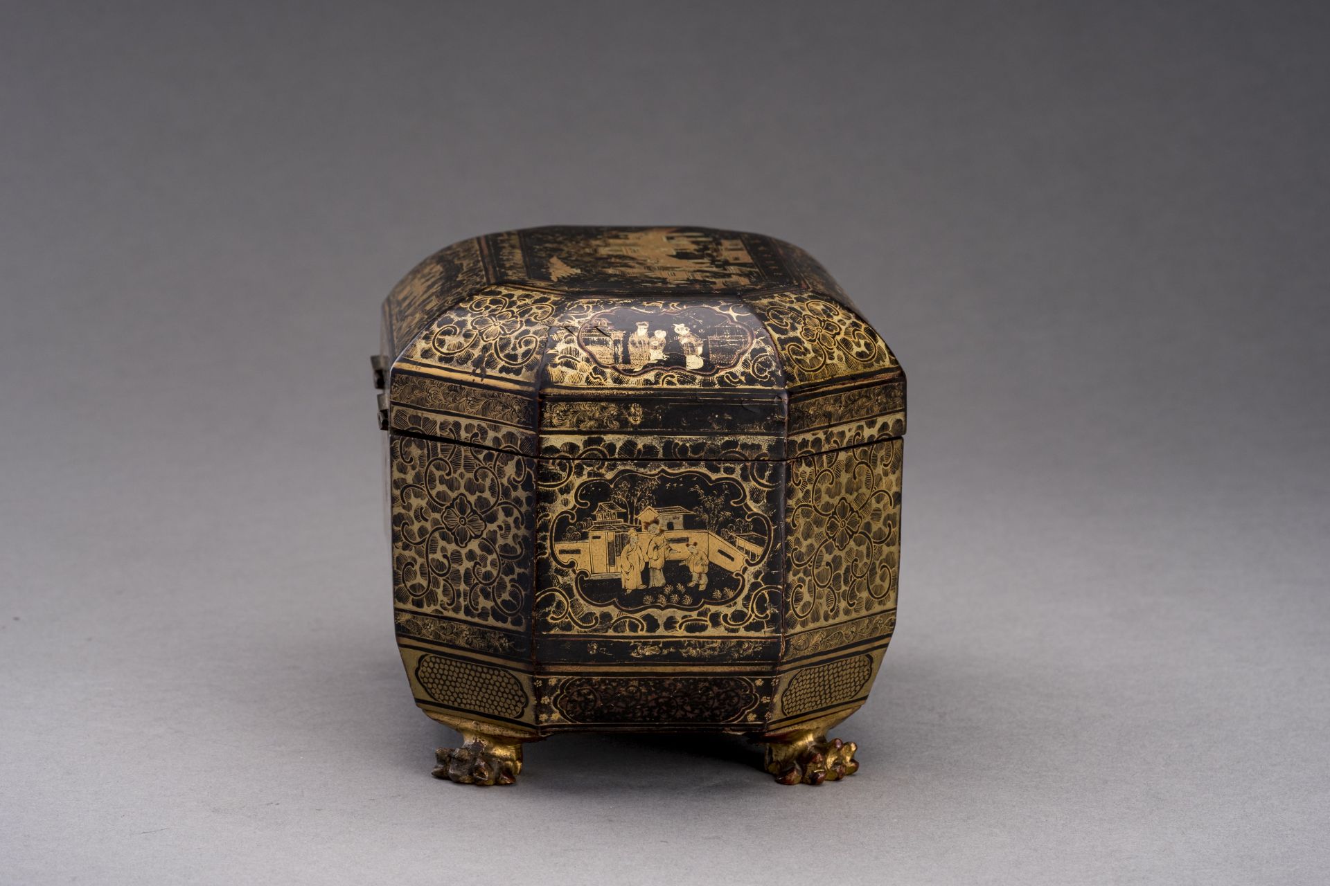 AN OCTAGONAL EXPORT LAQUER BOX WITH FIGURAL SCENES - Image 3 of 11