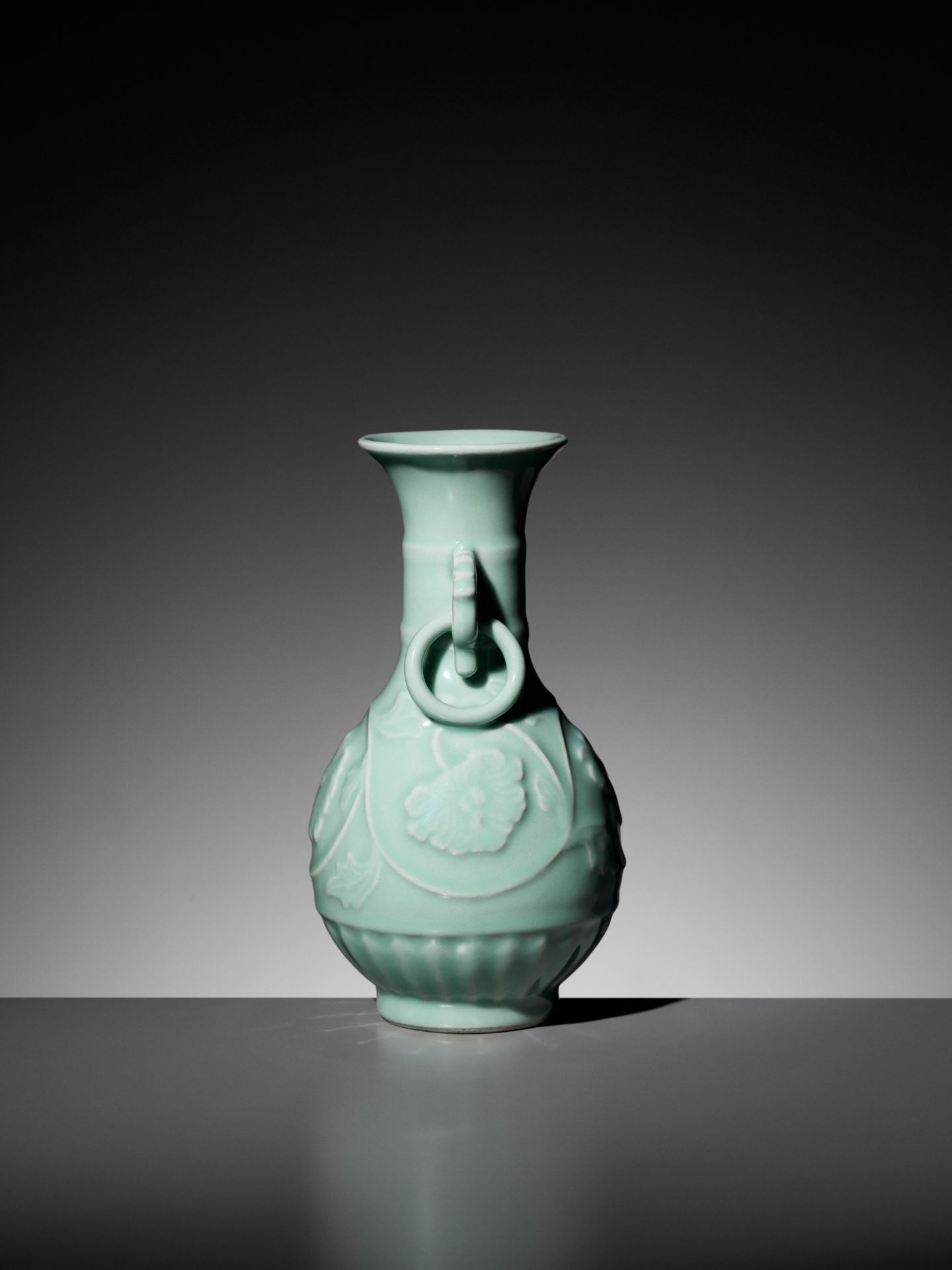 A LONGQUAN CELADON RING-HANDLED VASE, YUHUCHUNPING, 1900s - Bild 10 aus 12