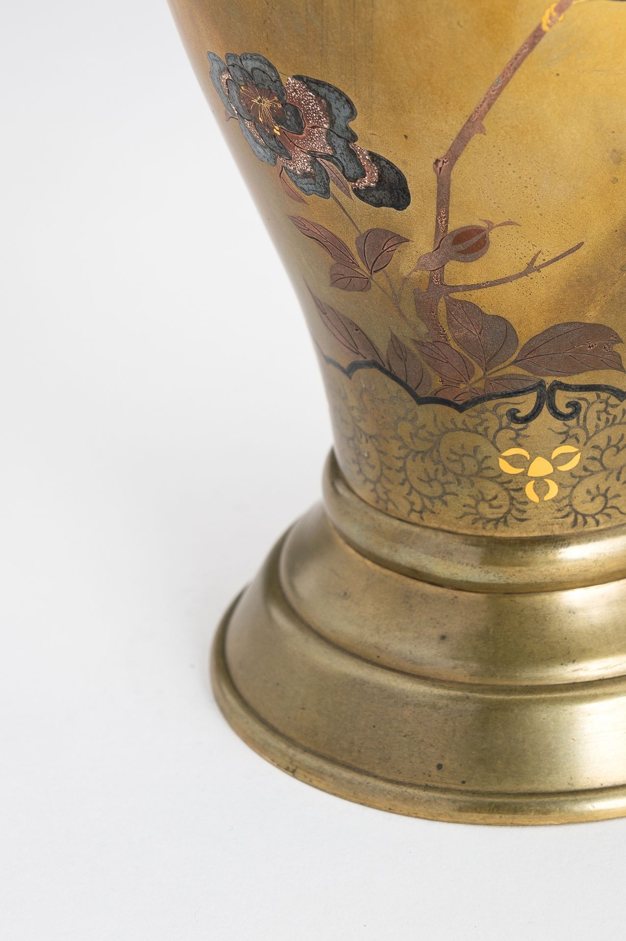 A FINE INLAID SENTOKU VASE WITH PEONIES AND BIRD, MEIJI - Image 10 of 14