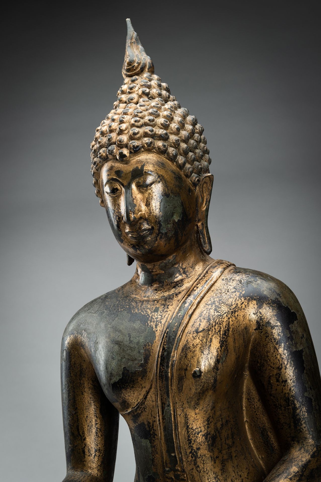 A LARGE LACQUER-GILT BRONZE FIGURE OF BUDDHA SHAKYAMUNI - Image 8 of 12