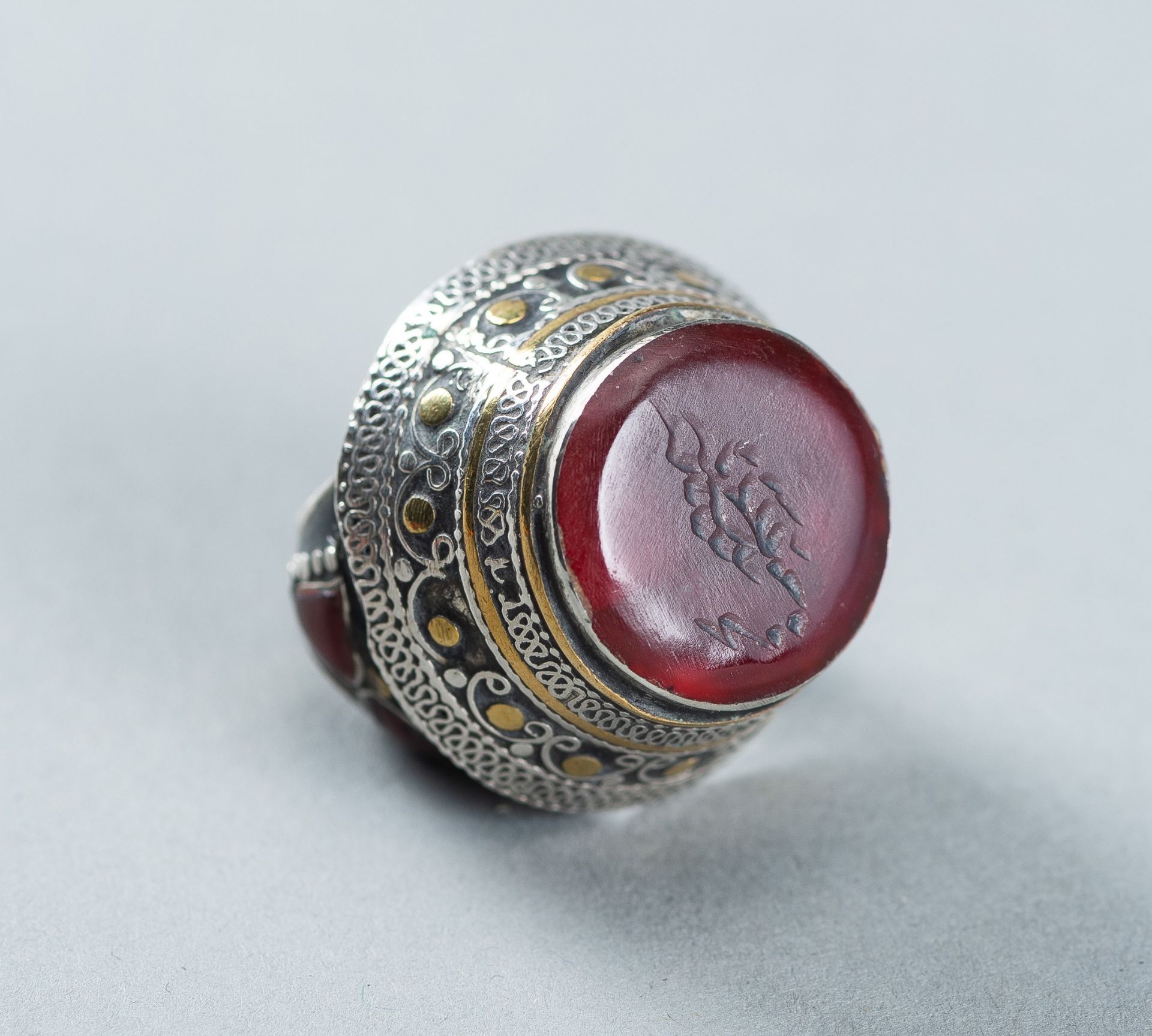 AN AGATE INTAGLIO INSET PERSIAN SILVER RING - Image 2 of 8