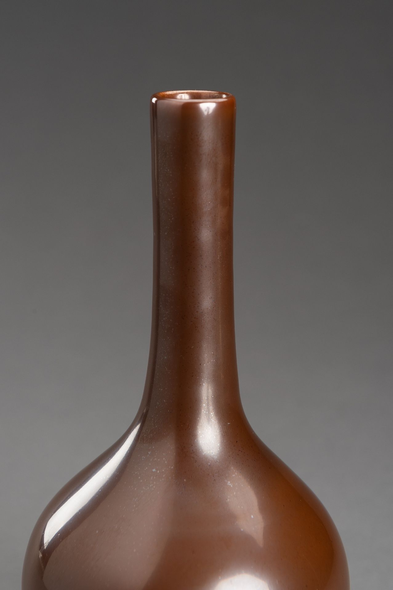 A PERSIMMON GLAZED PORCELAIN VASE, DAN PING - Bild 3 aus 11