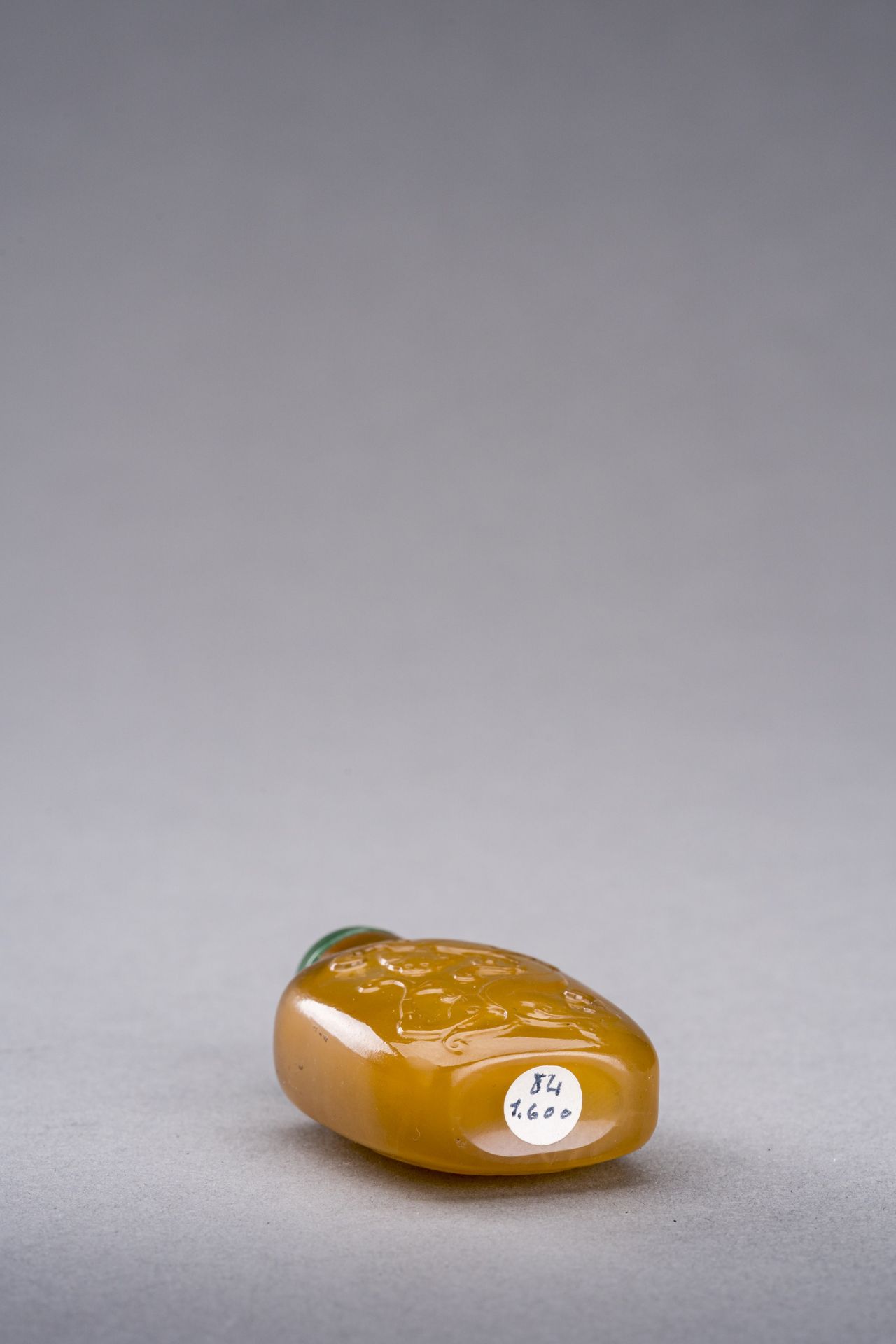 AN AGATE 'CHILONG' SNUFF BOTTLE, QING DYNASTY - Image 6 of 6
