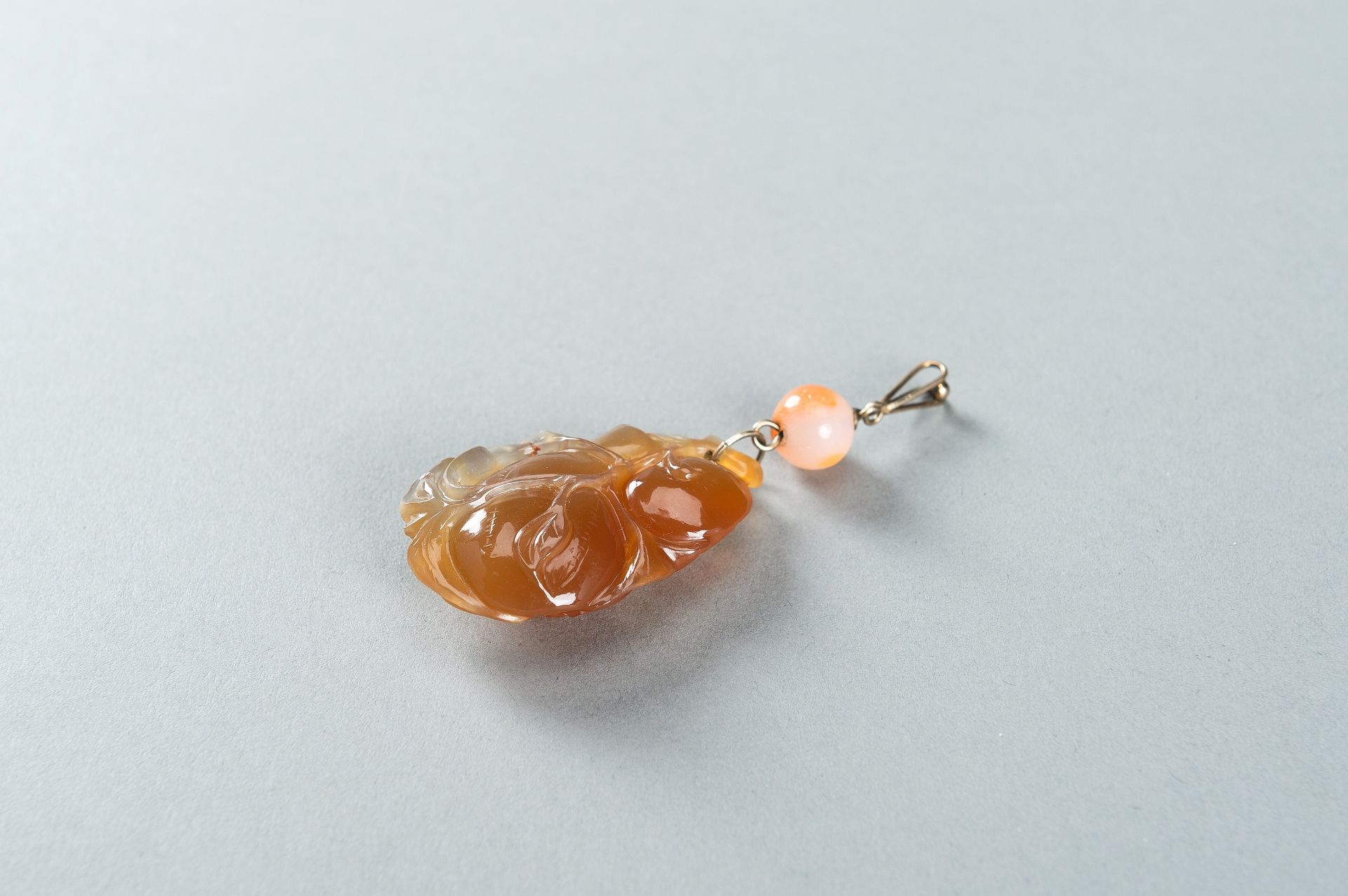 AN AGATE `GROURD AND FLOWERS` PENDANT, 1920s - Image 8 of 10