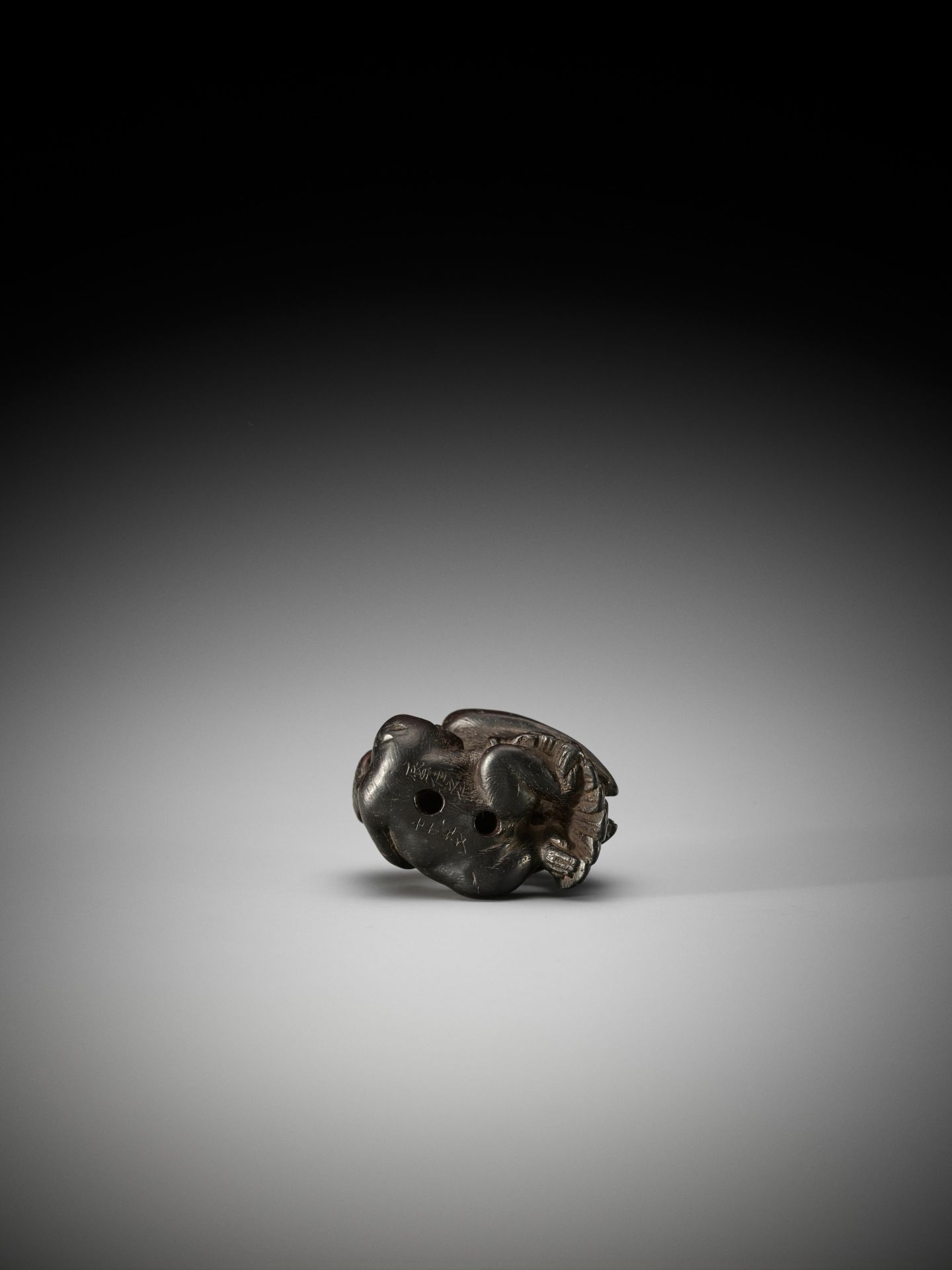 SHINCHUKA: A VERY RARE AND LARGE DARK WOOD NETSUKE OF AN EAGLE SNATCHING A MONKEY - Image 8 of 8