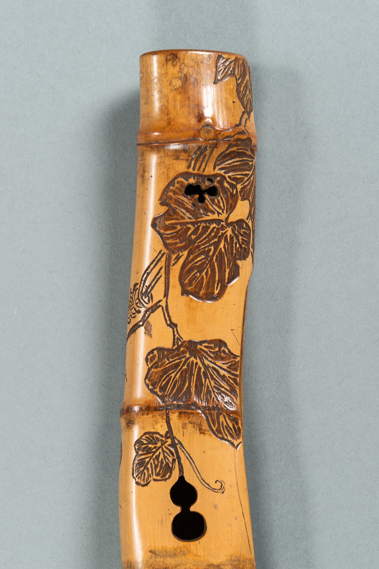 A BAMBOO KISERUZUTSU DEPICTING A GOURD AND LEAVES, EDO - Bild 2 aus 8