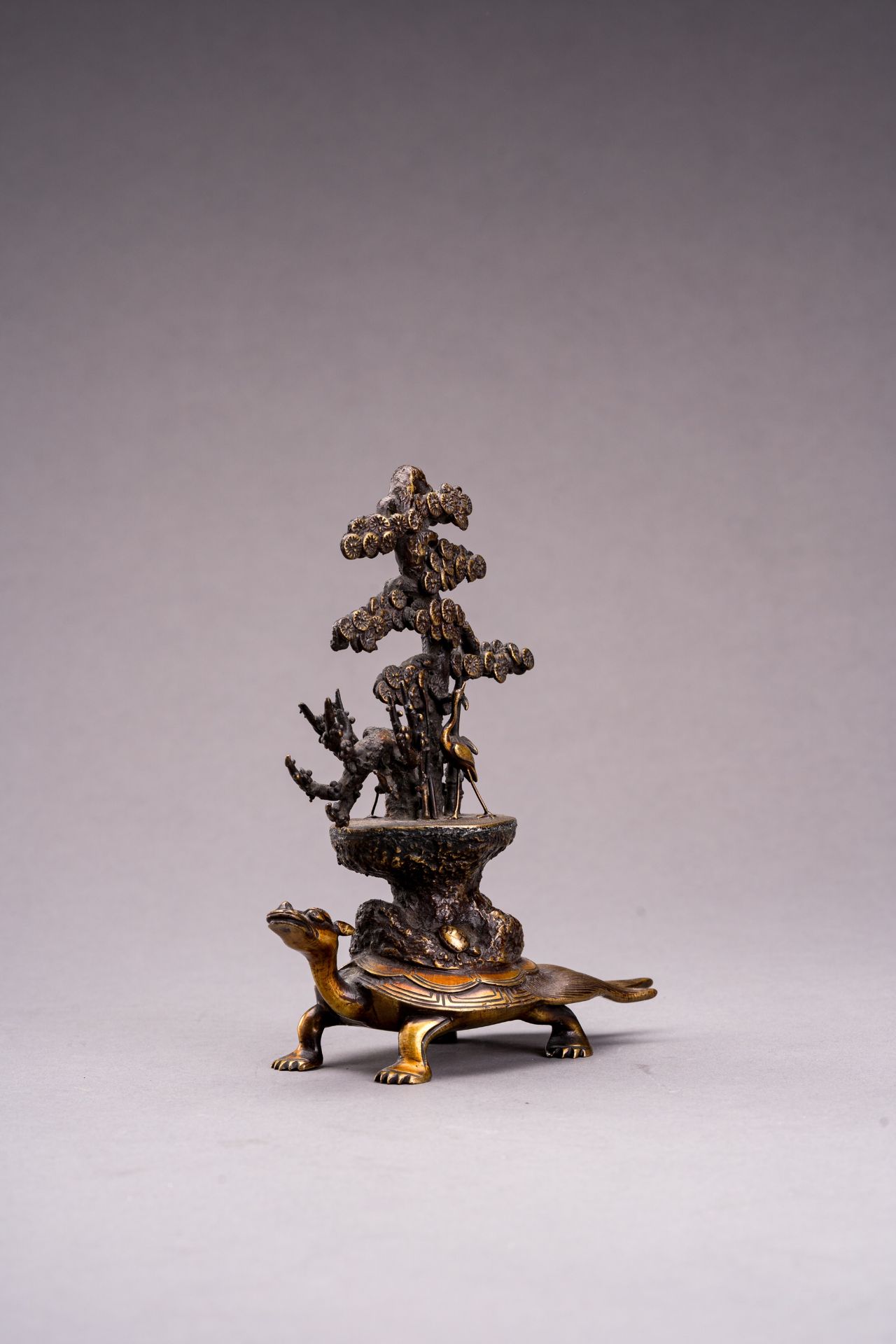 A PARCEL-GILT BRONZE OKIMONO OF A MINOGAME, MEIJI - Bild 5 aus 11