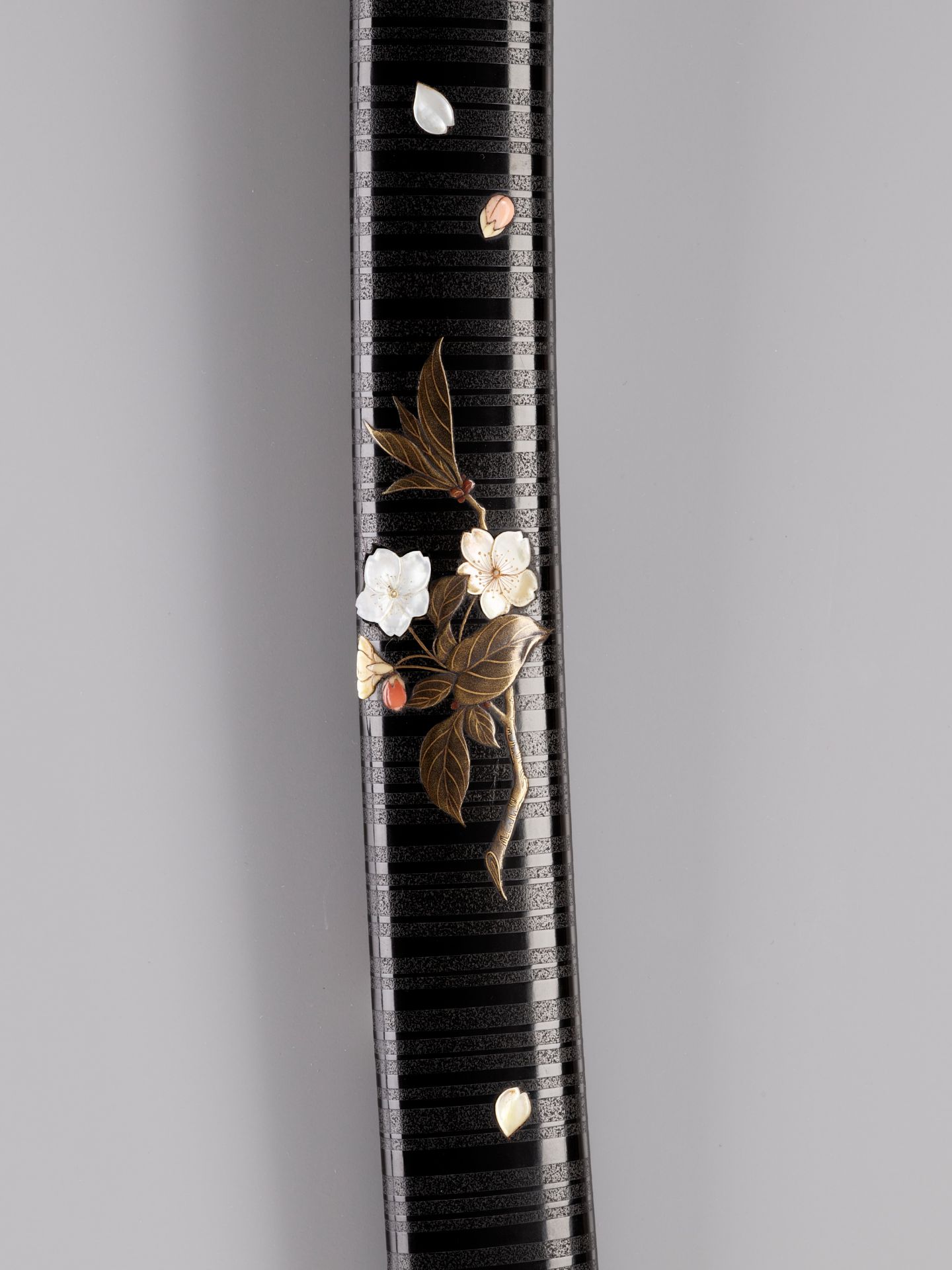 A SUPERB INLAID LACQUER WAKIZASHI KOSHIRAE WITH CHERRY BLOSSOMS - Image 5 of 9