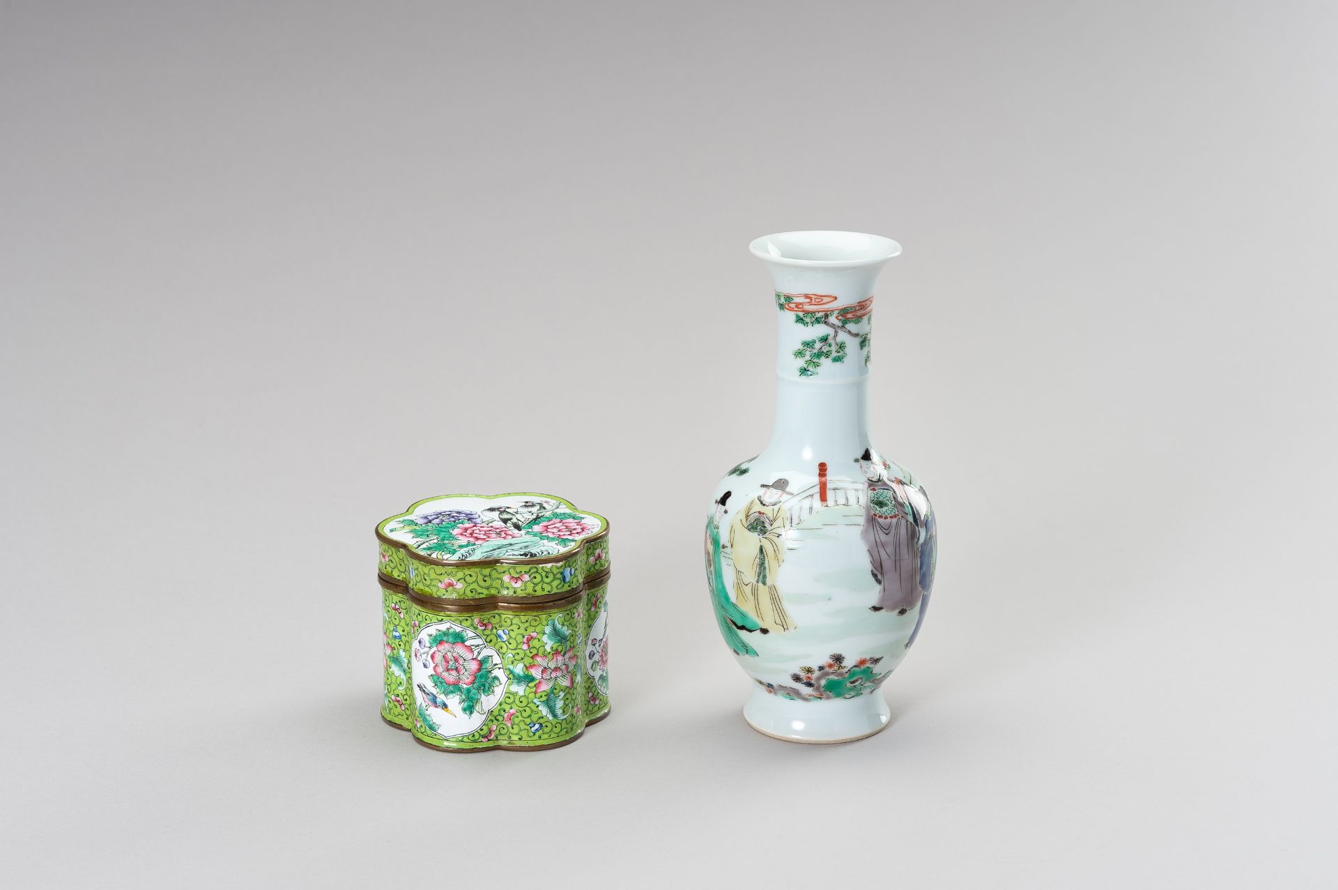 A LOBED ENAMEL BOX AND A FAMILLE VERTE VASE - Image 2 of 12