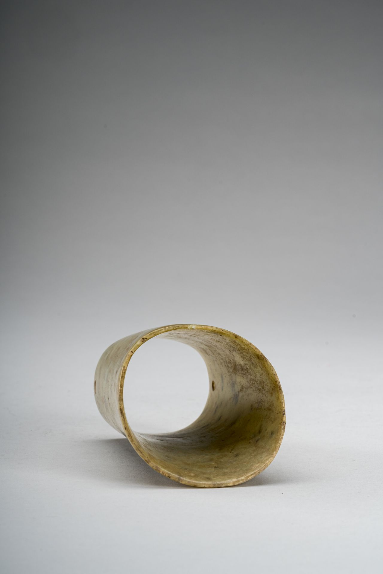 A PALE CELADON JADE HOOF-SHAPED ORNAMENT, HONGSHAN - Bild 5 aus 6